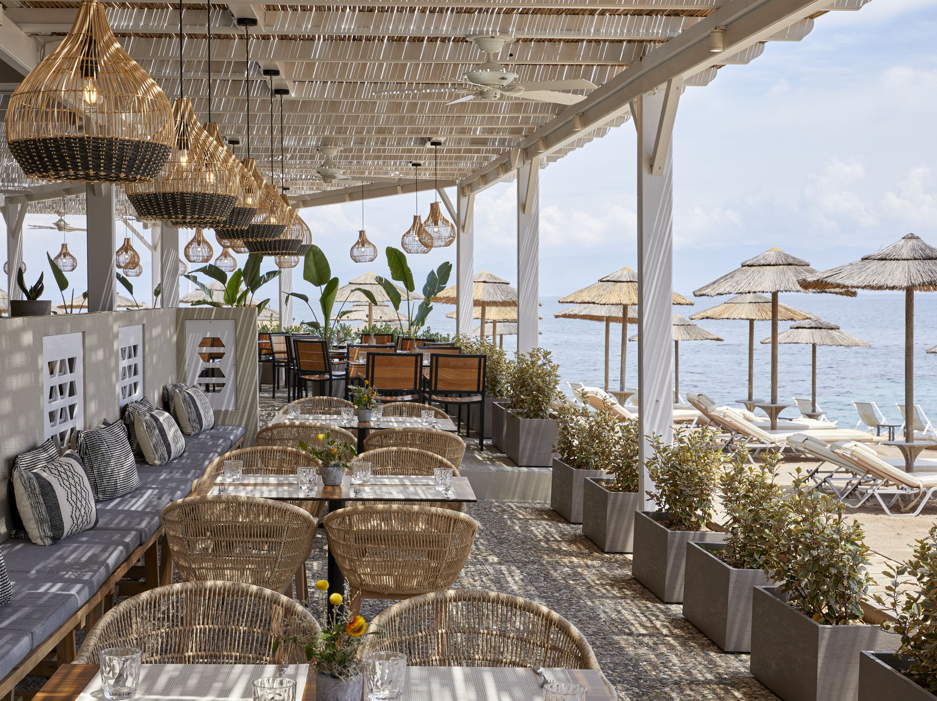 Deck Bar & Grill