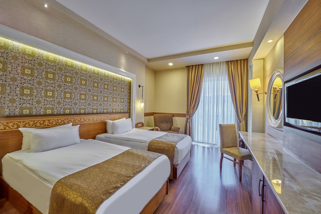 Deluxe Pool Room