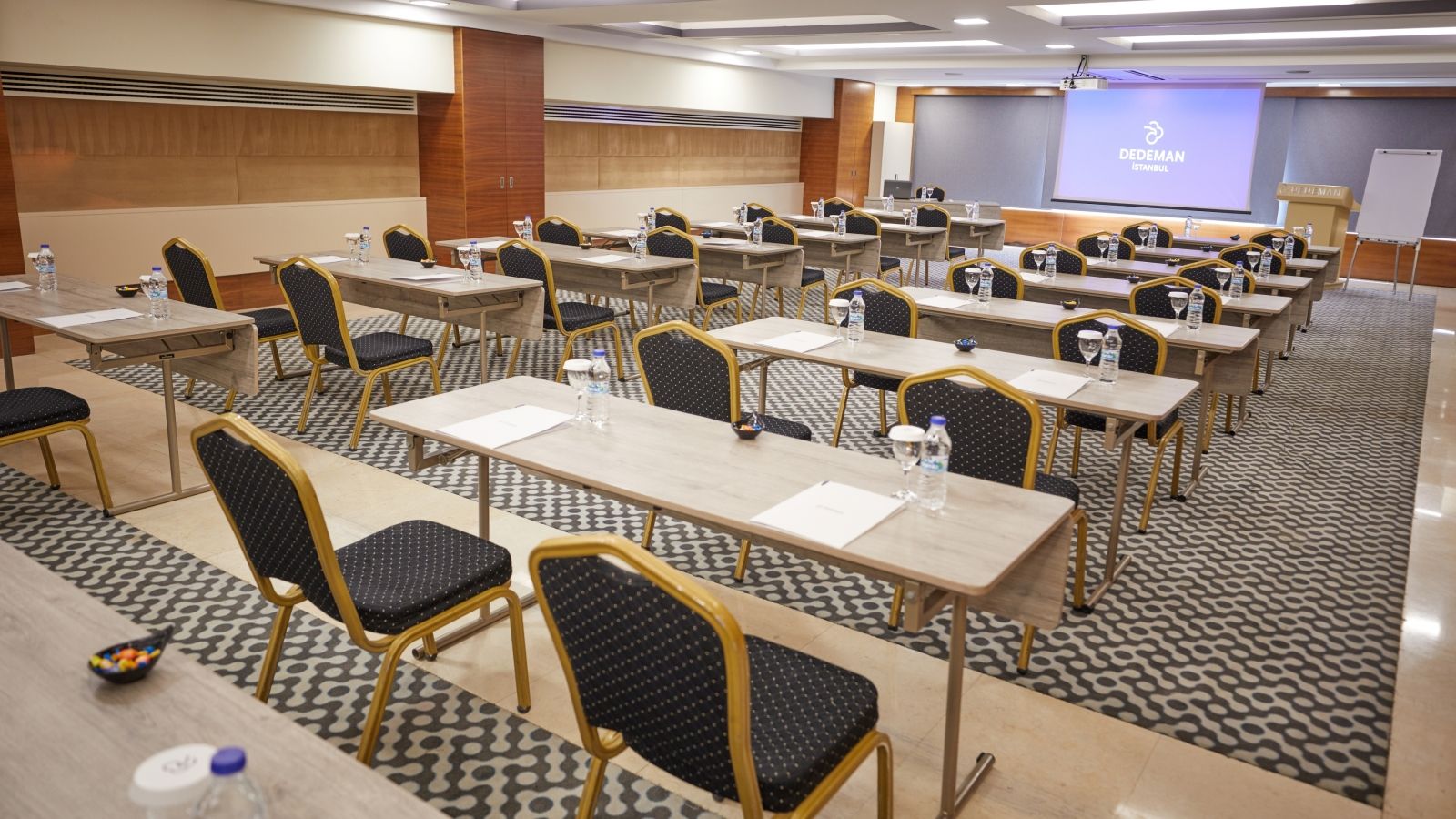 MICE (servicii de organizare de întâlniri, conferințe, alte evenimente)