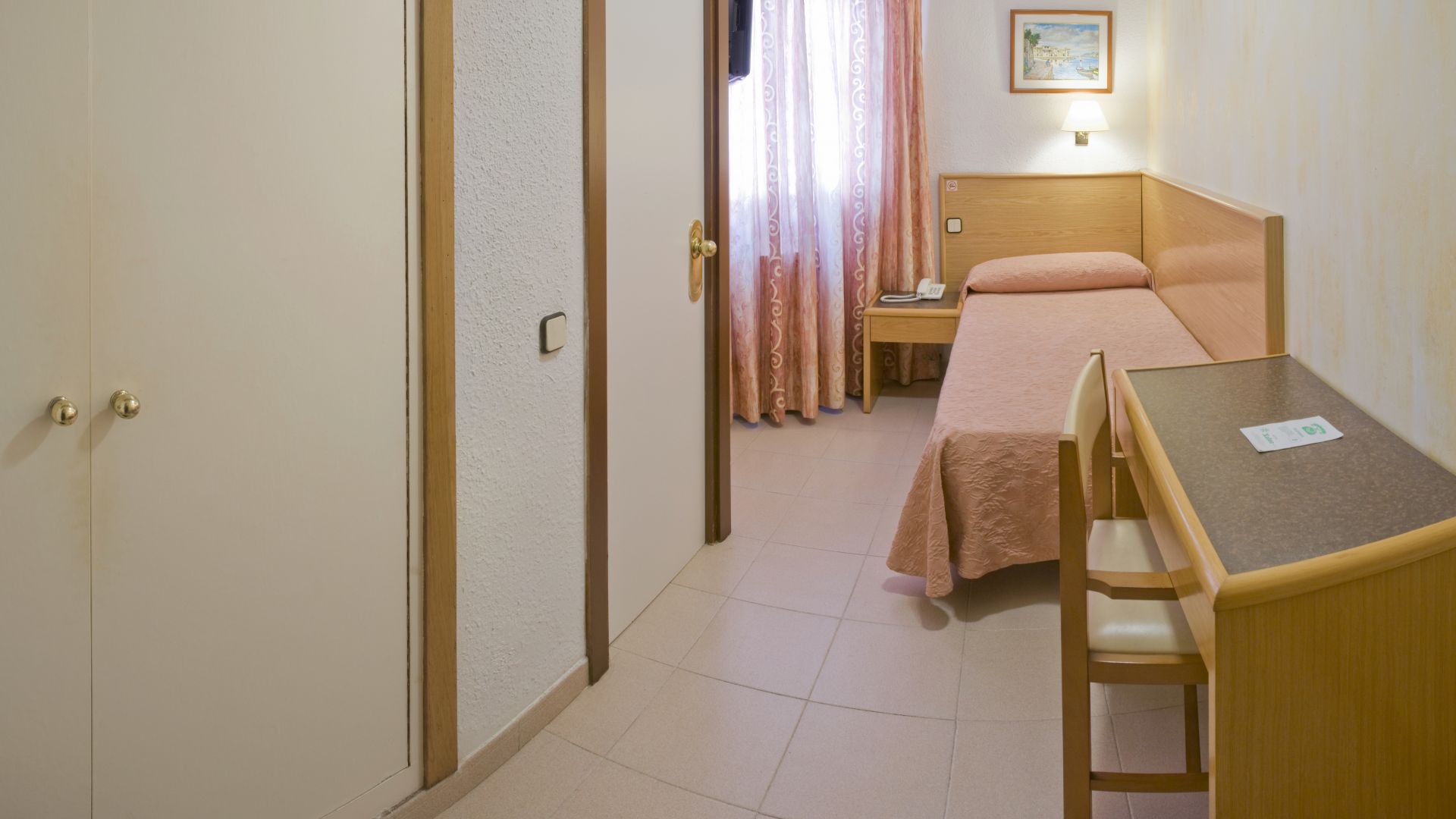 SINGLE ROOM