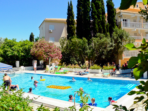 Corfu, Hotel Ipsos Beach, piscina exterioara.jpg