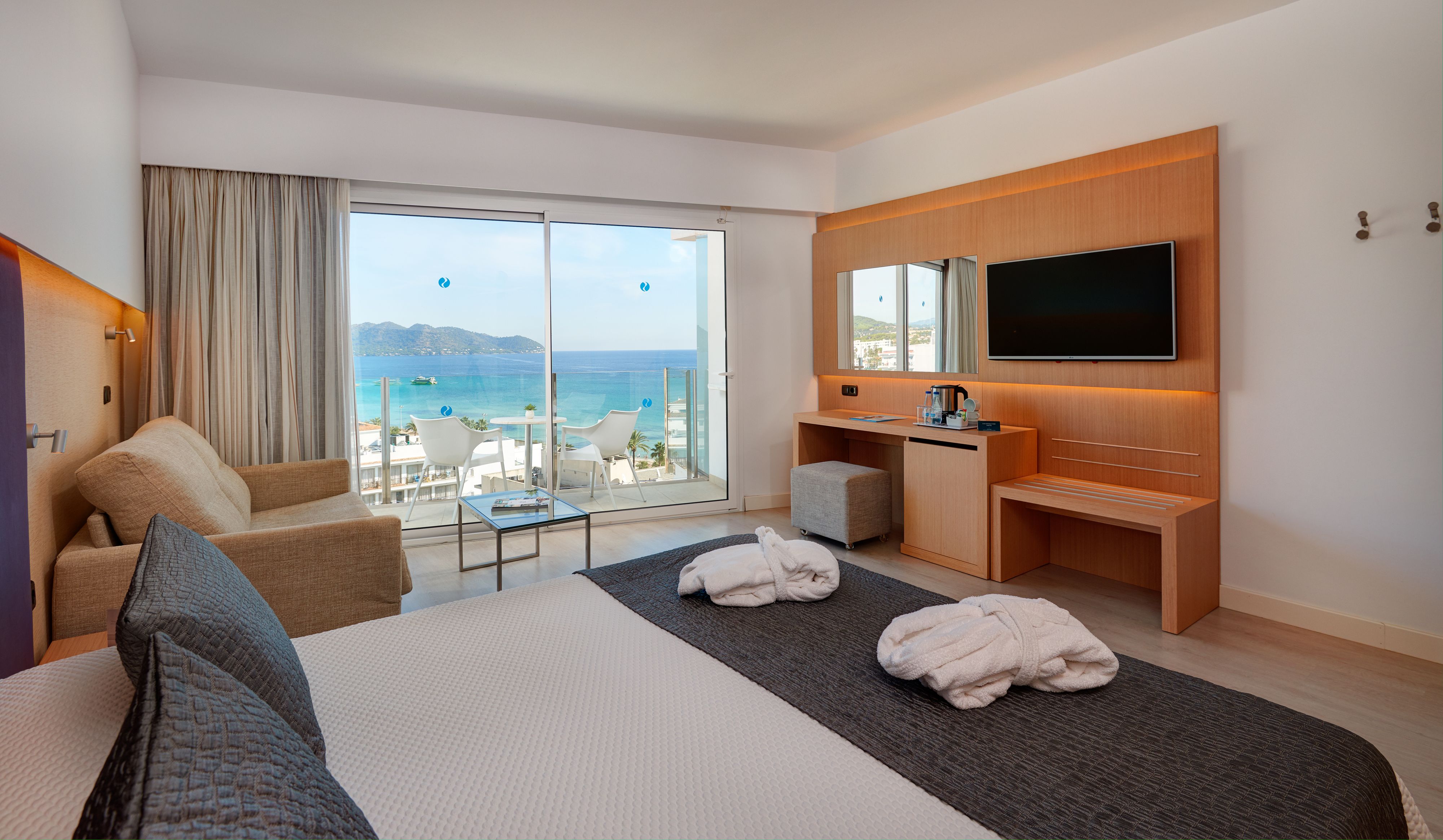 Junior Suite SeaView/ Lateral Sea View Balcony or Terrace 