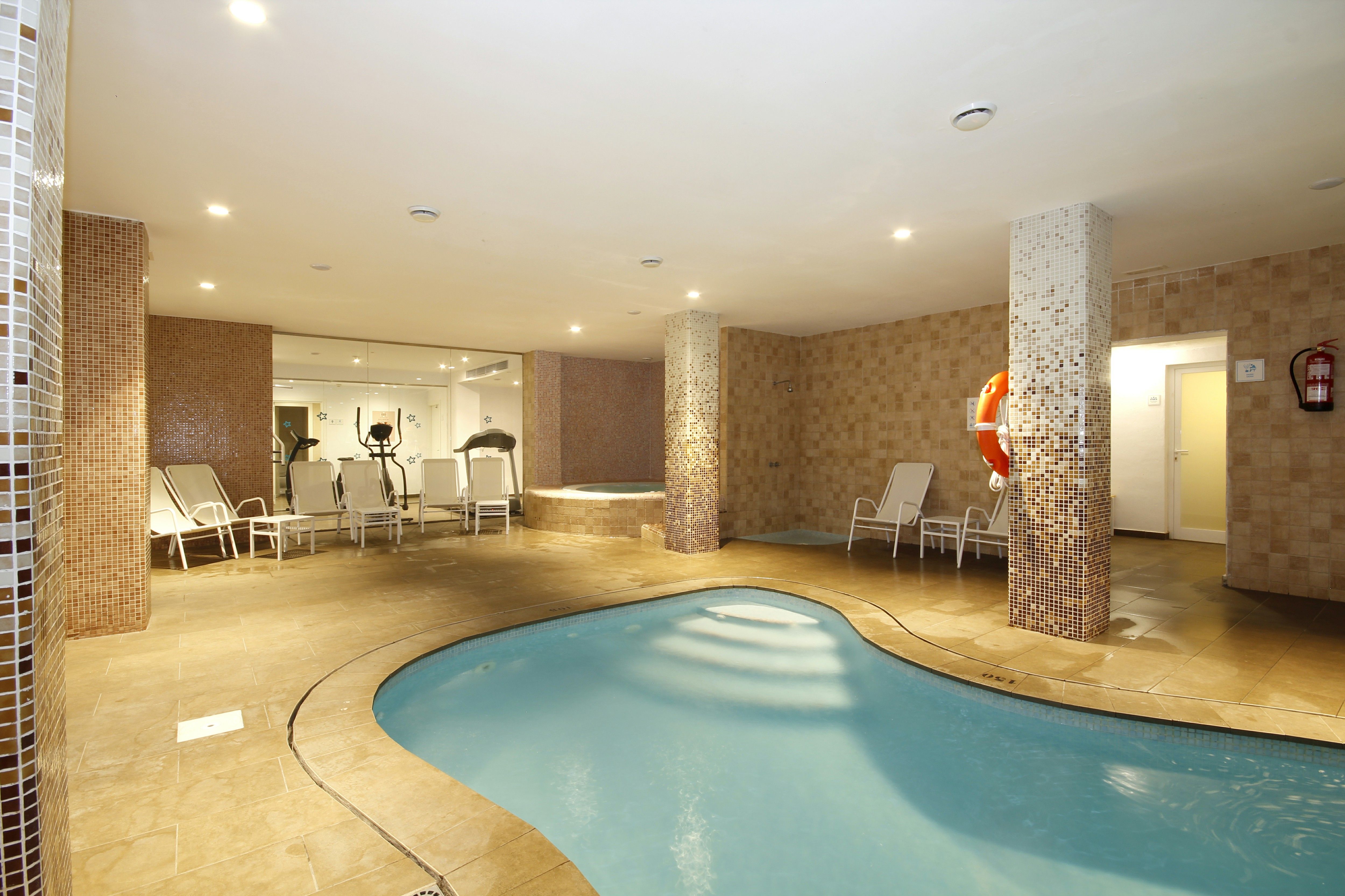 Piscină interioară