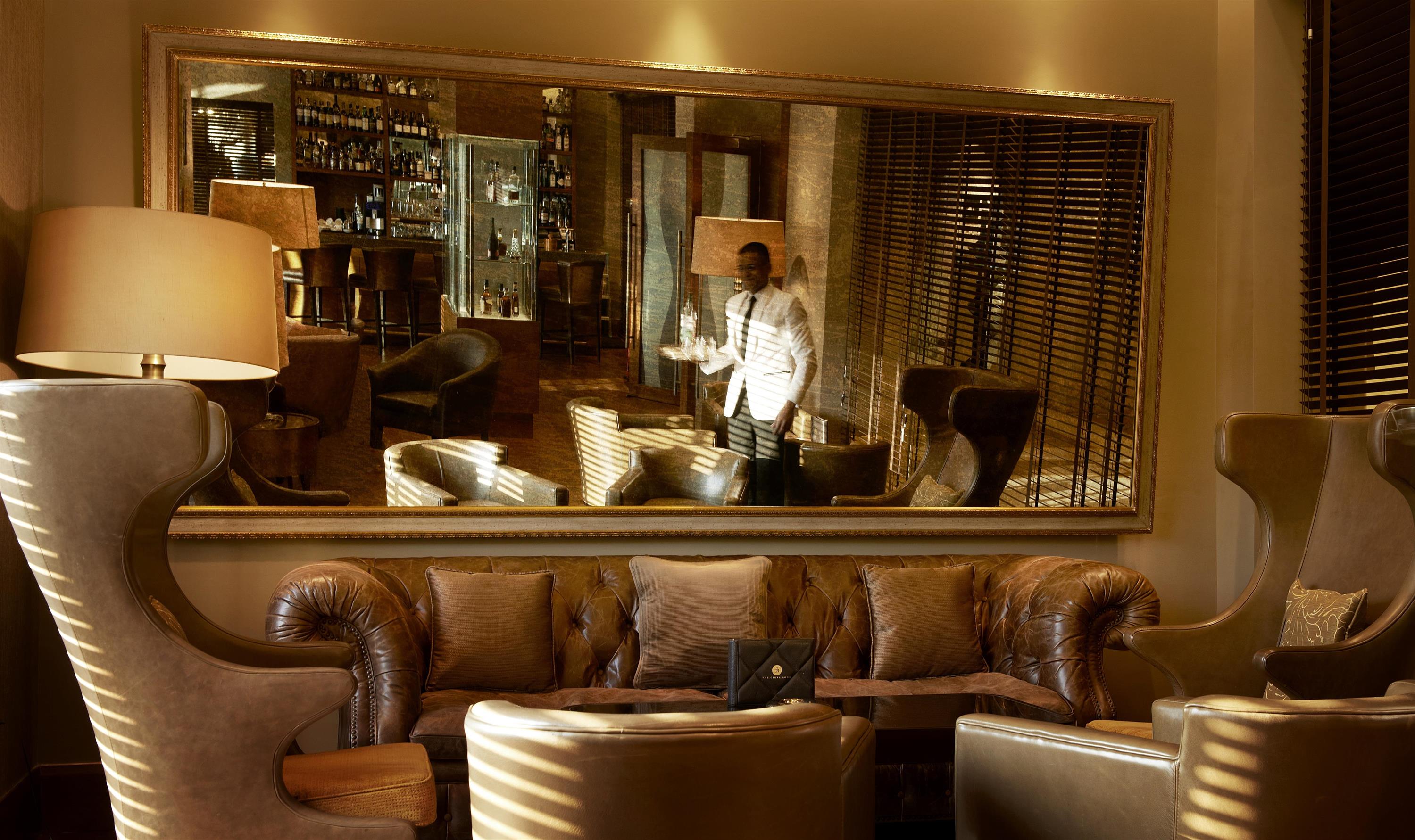 LOUNGE BAR