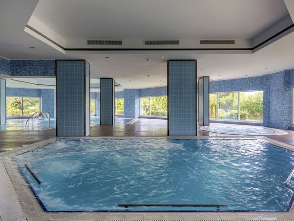 Piscină interioară