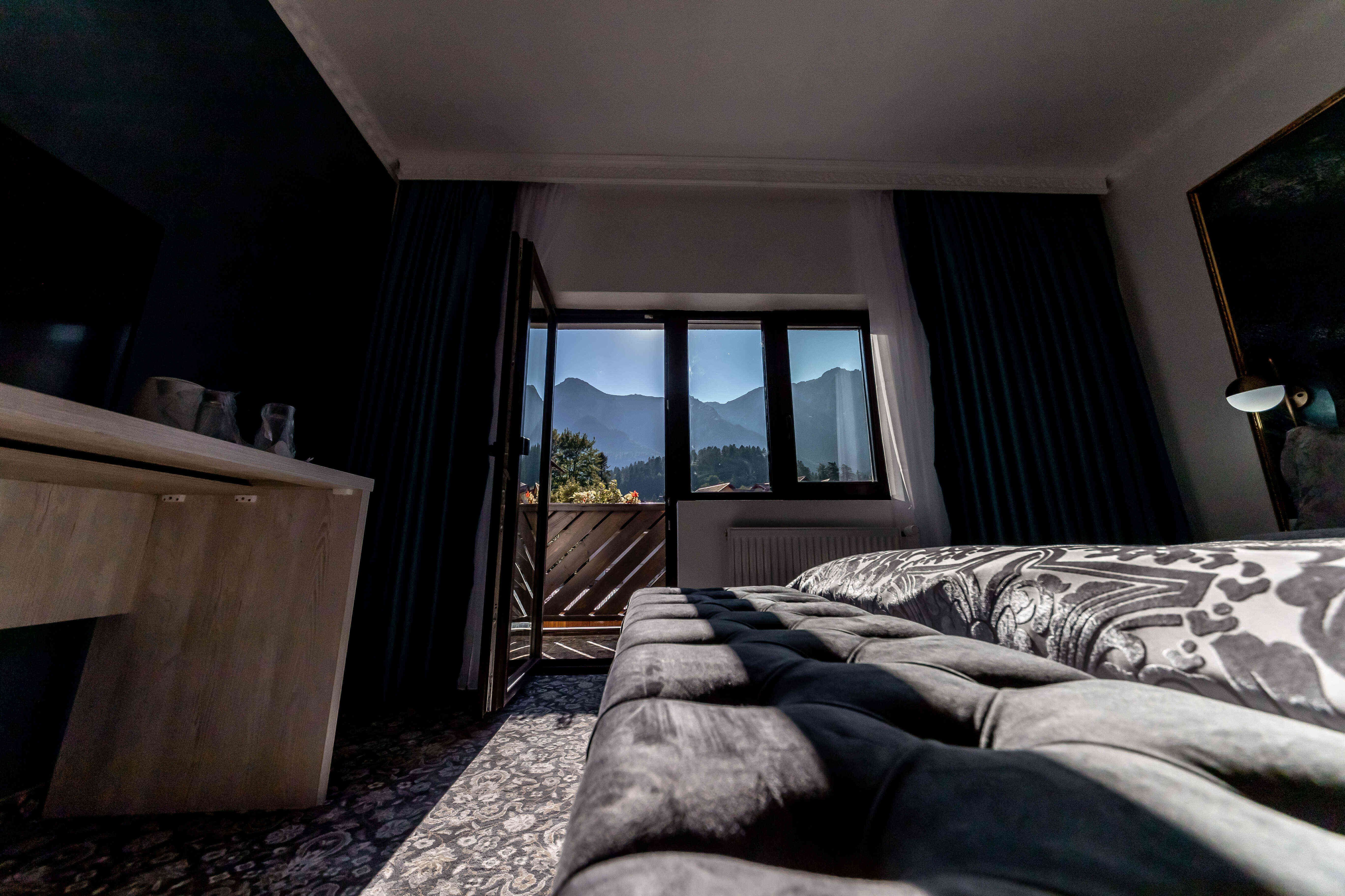 Camera dubla cu balcon și vedere la munte