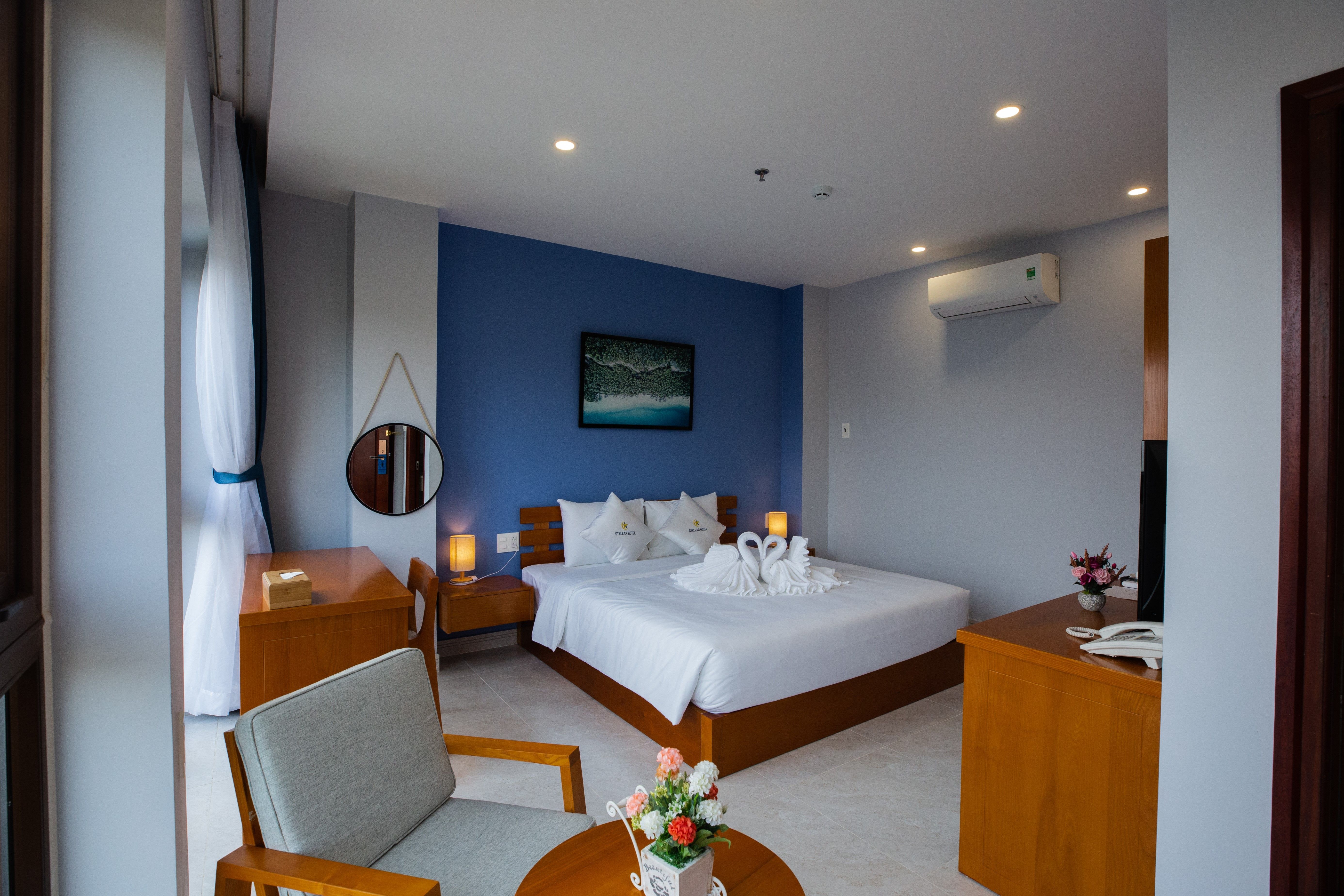 SUPERIOR CORNER ROOM
