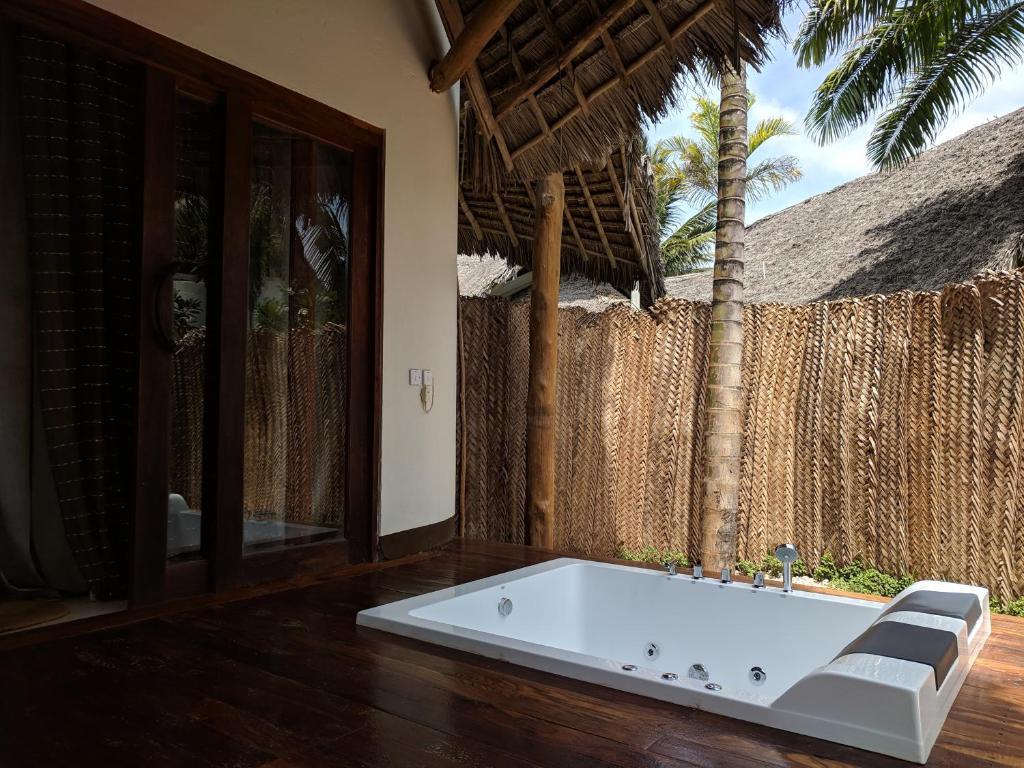 DELUXE ROOM WITH JACUZZI