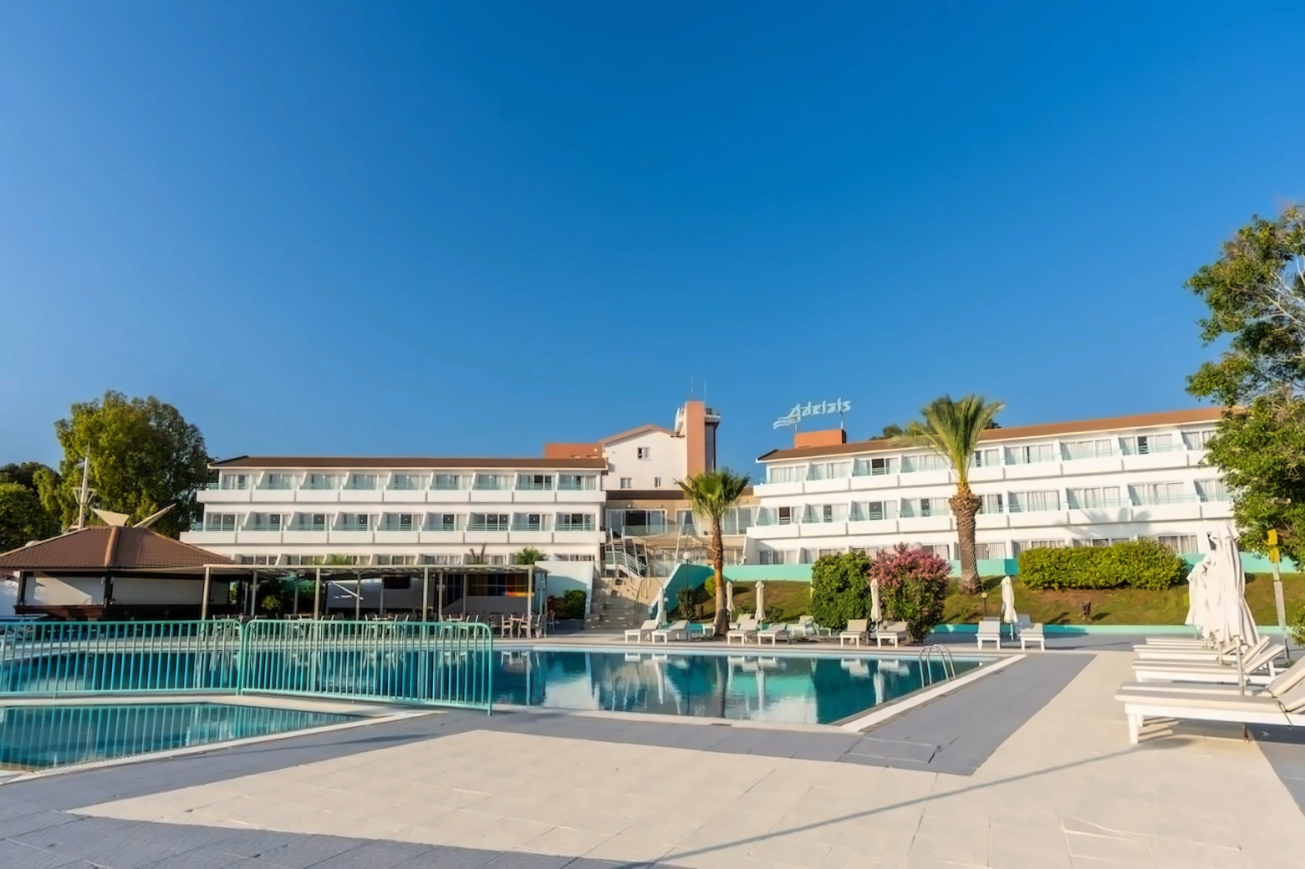 Adelais Bay Hotel