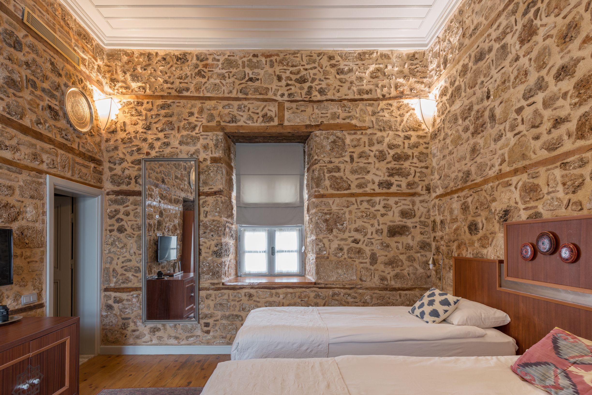 TWIN ROOM
