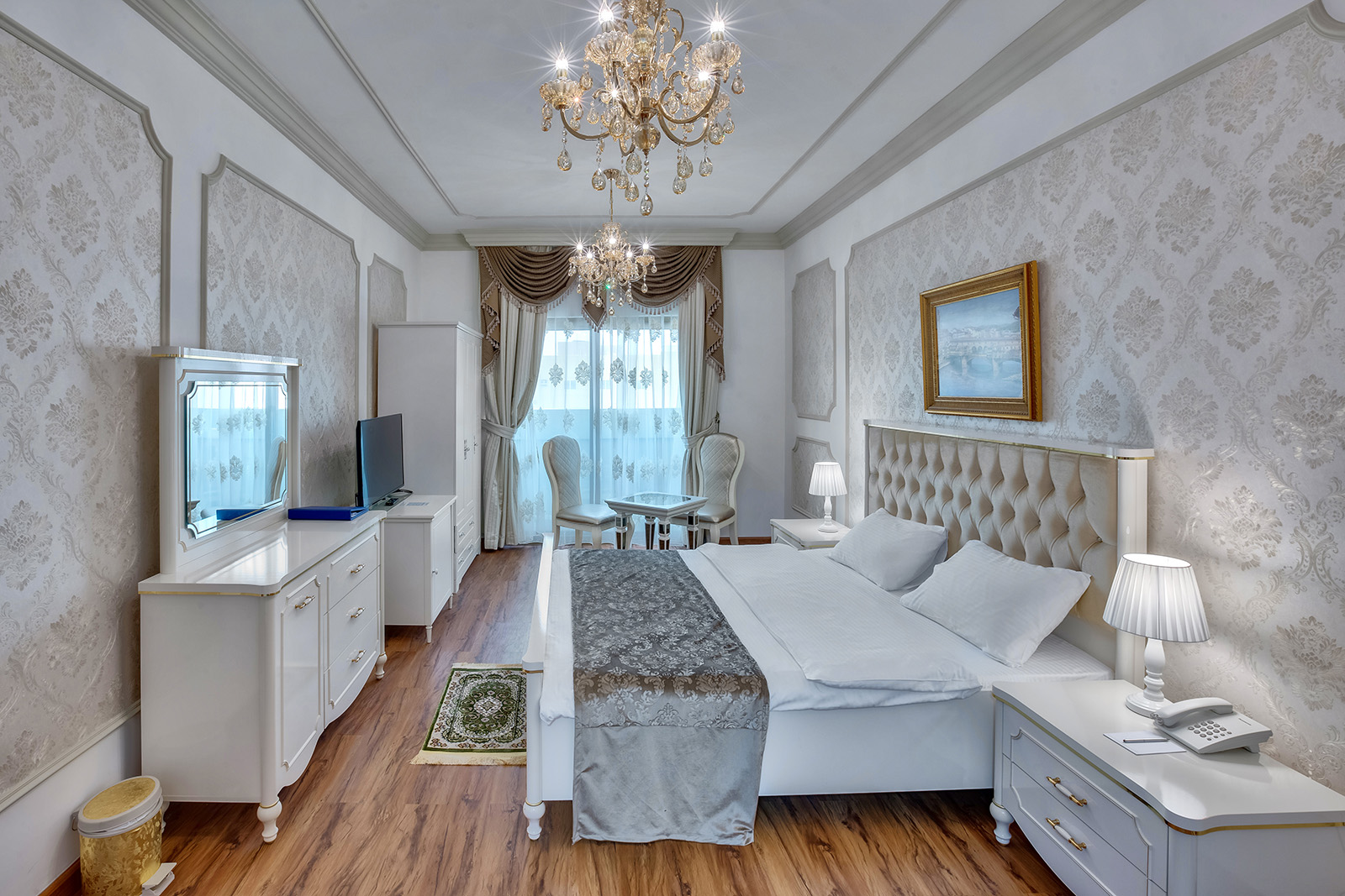 ROYAL ROOM