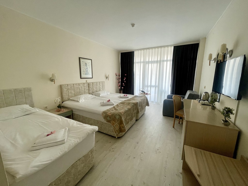 DOUBLE ROOM 