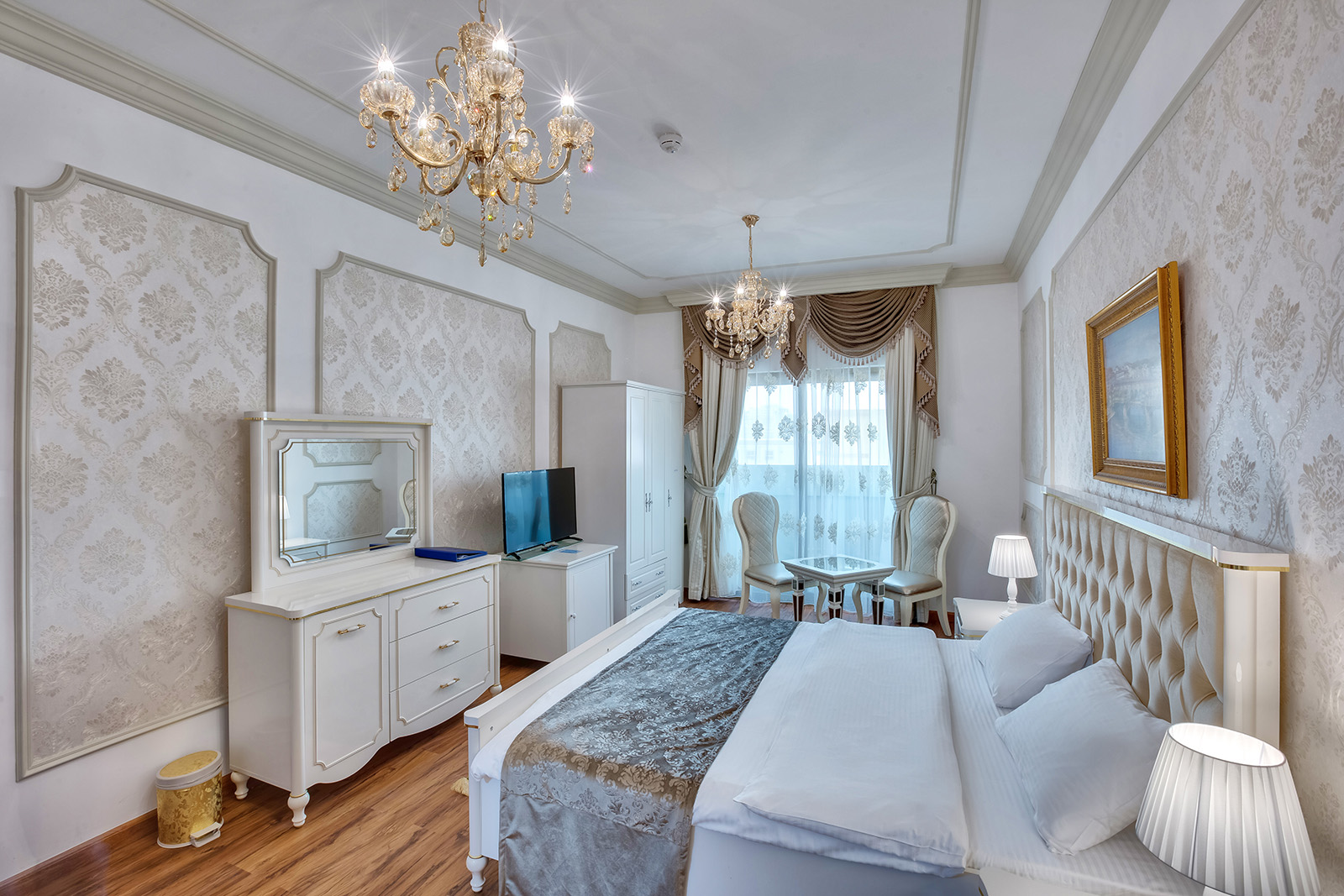 ROYAL ROOM