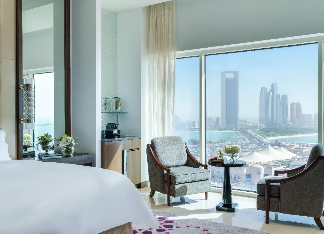 DELUXE ROOM CORNICHE VIEW KING / TWIN