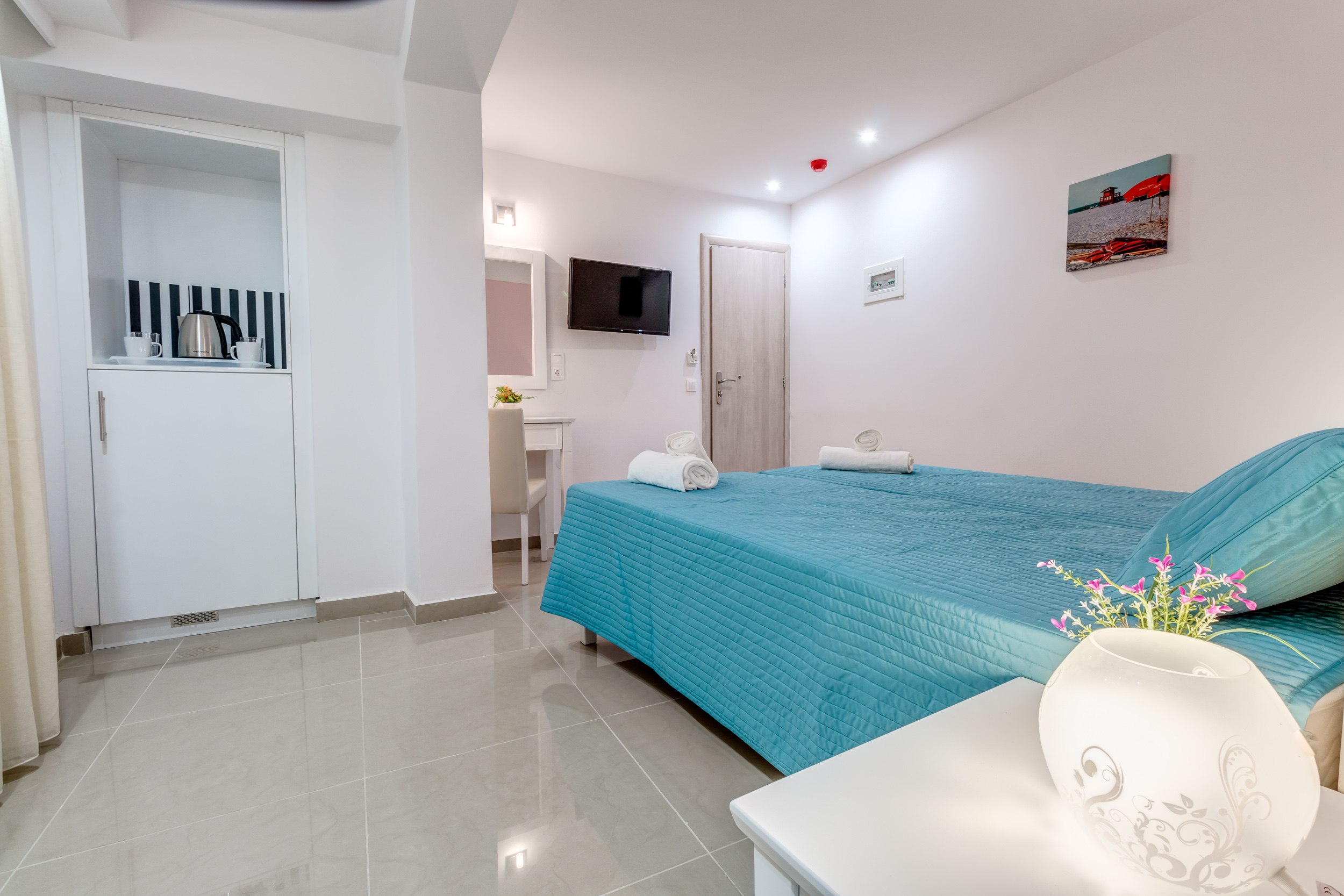 TWIN ROOM