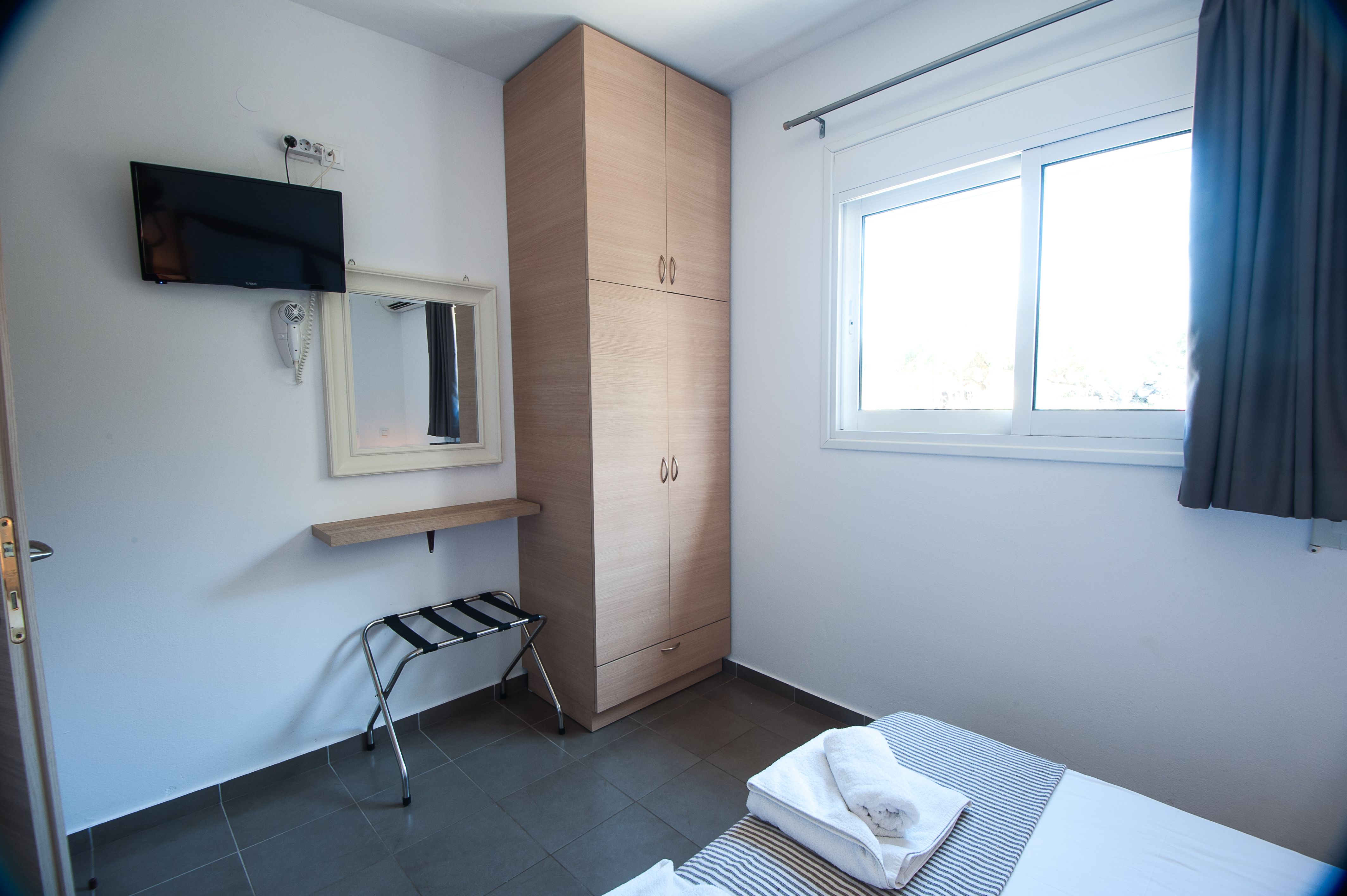 1 BEDROOM APARTMENT UP 4