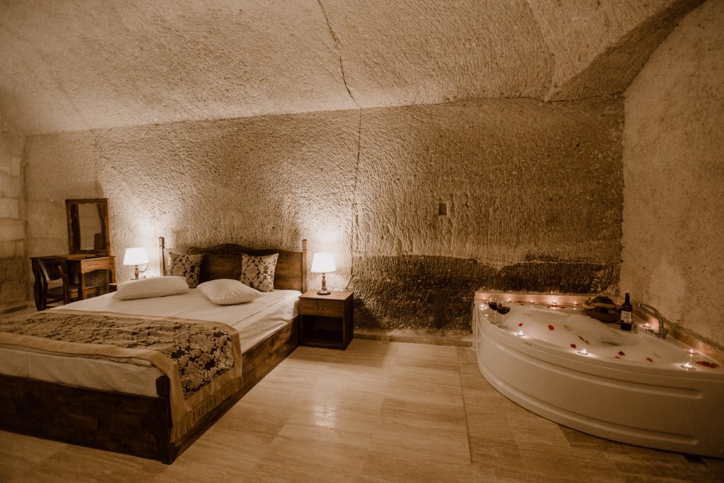 HONEYMOON SUITE