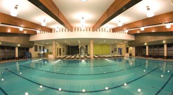 Sangeorgiu, Club Apollo, piscina interioara.jpg