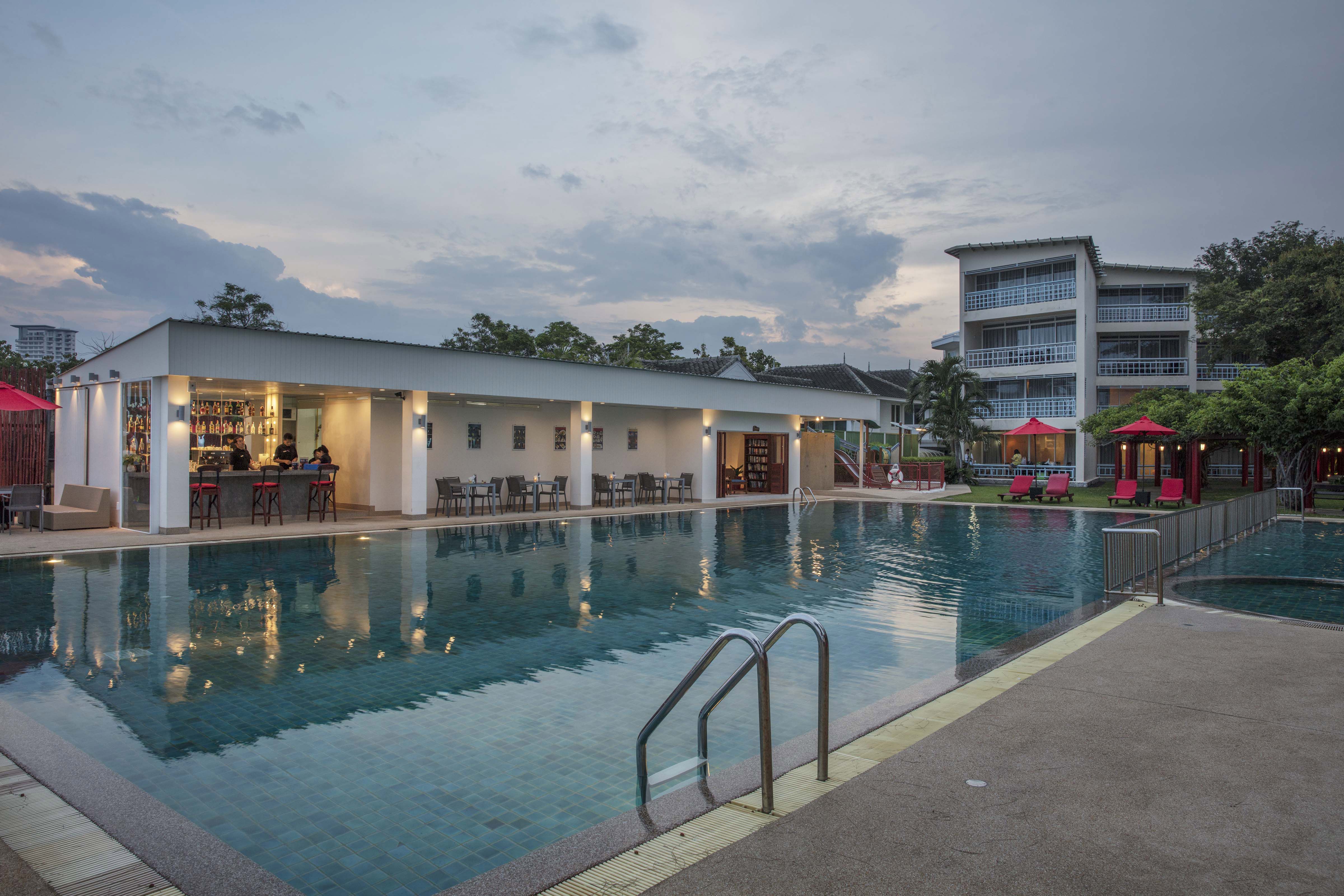 Chom Talay Pool Bar