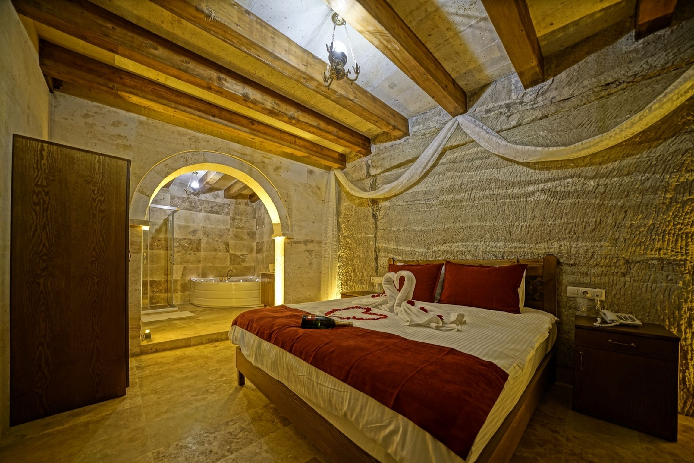 FAMILY AND HONEYMOON SUITE ROOM