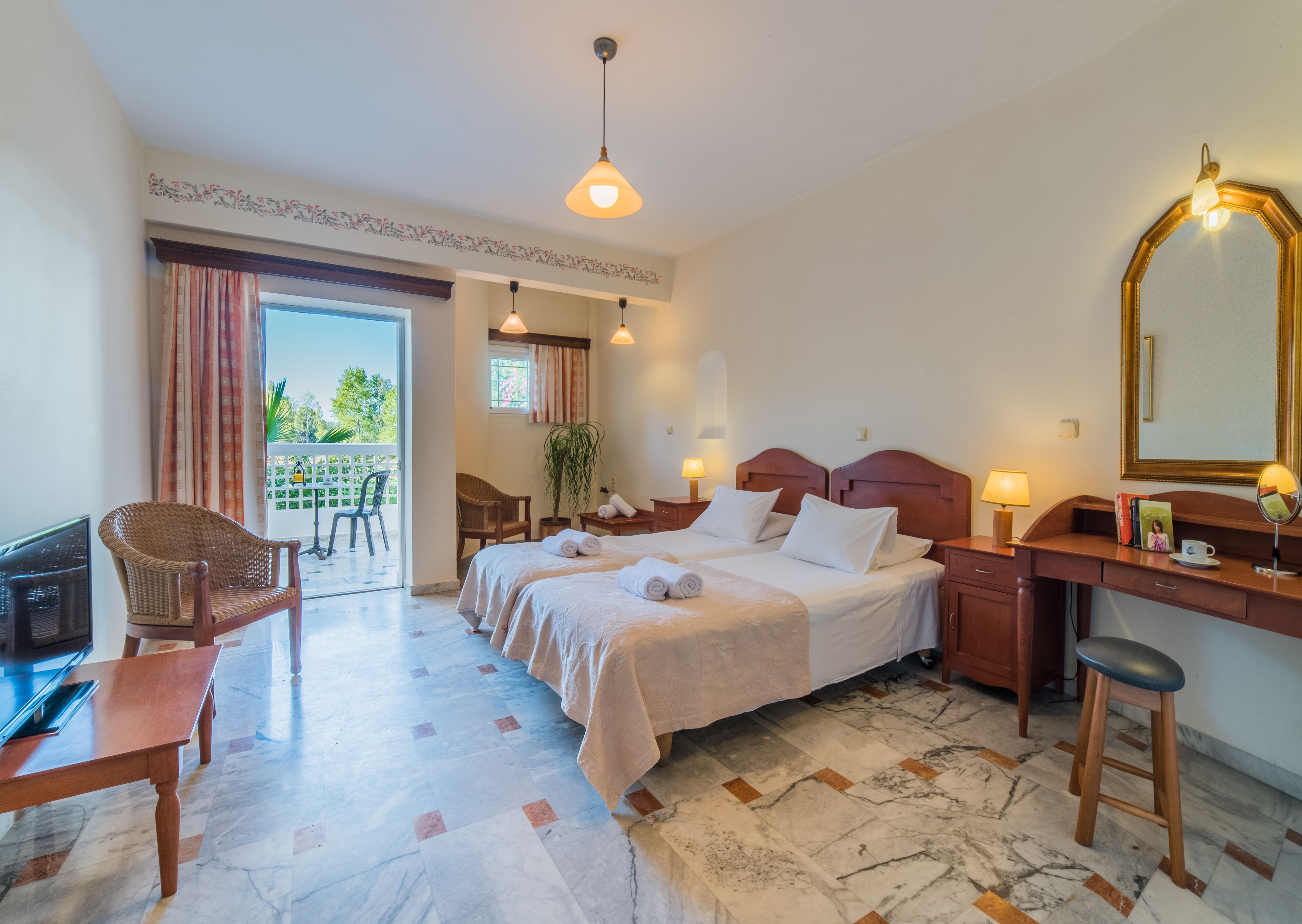 DOUBLE ROOM BATH OR SHOWER