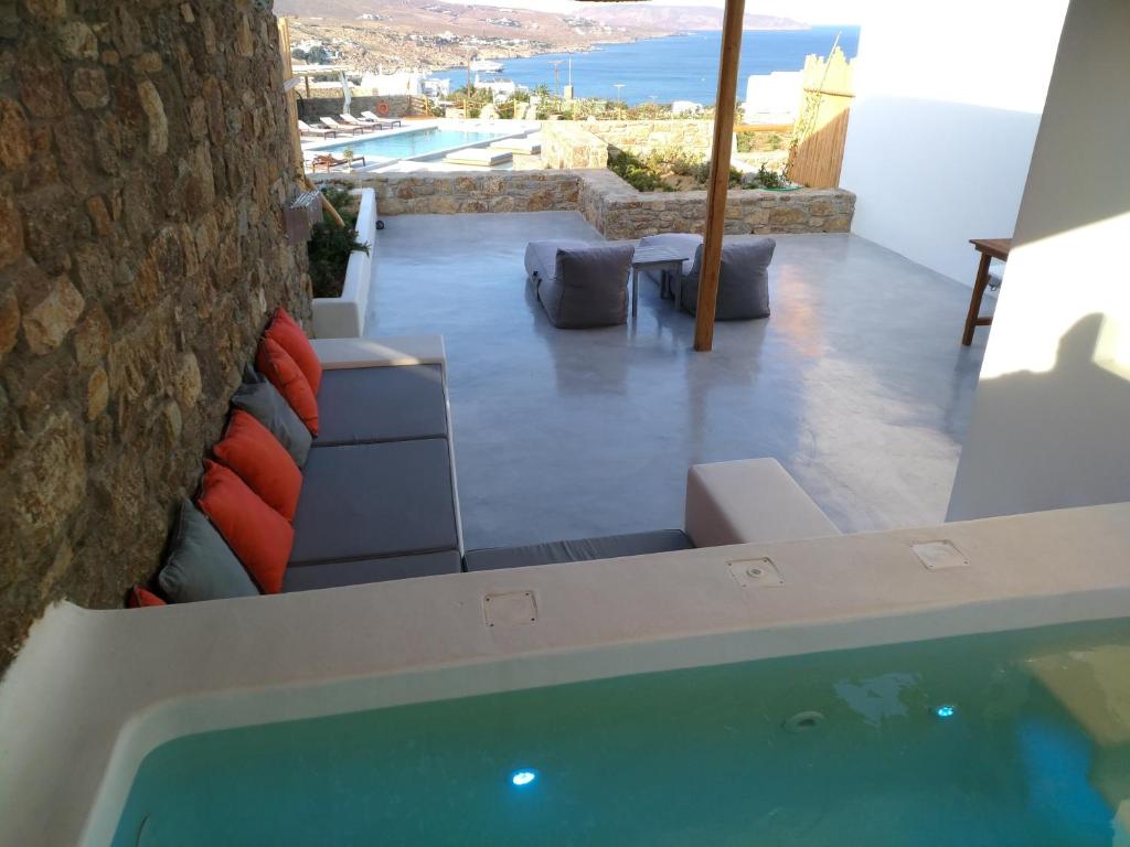 Deluxe Suite with Jetted Tub & Pool View