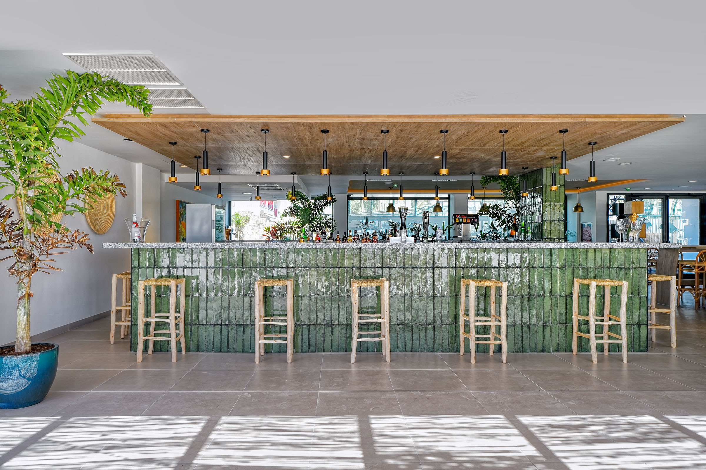 MOGAN LOUNGE BAR