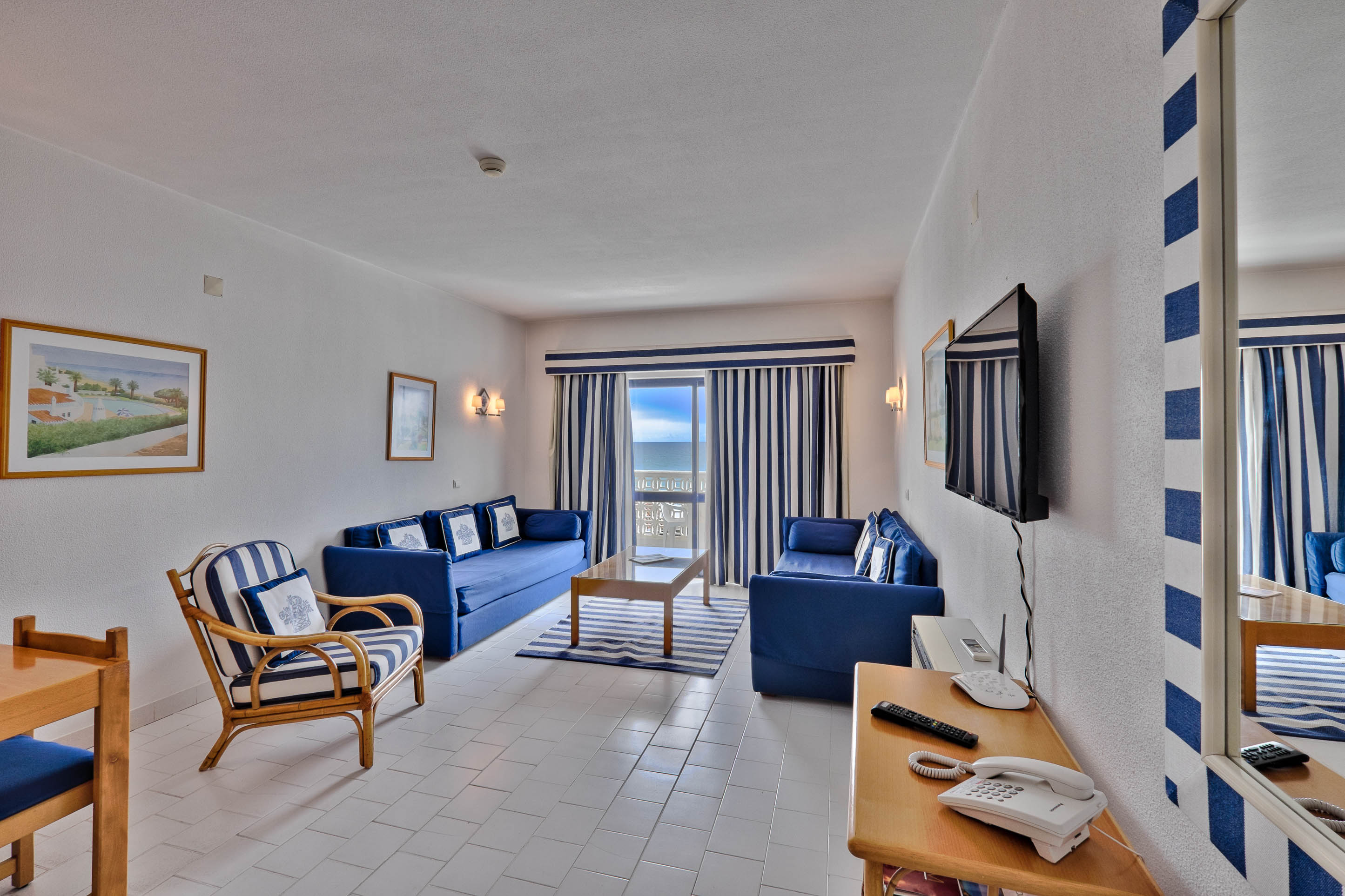 DELUXE ONE BEDROOM APARTMENT