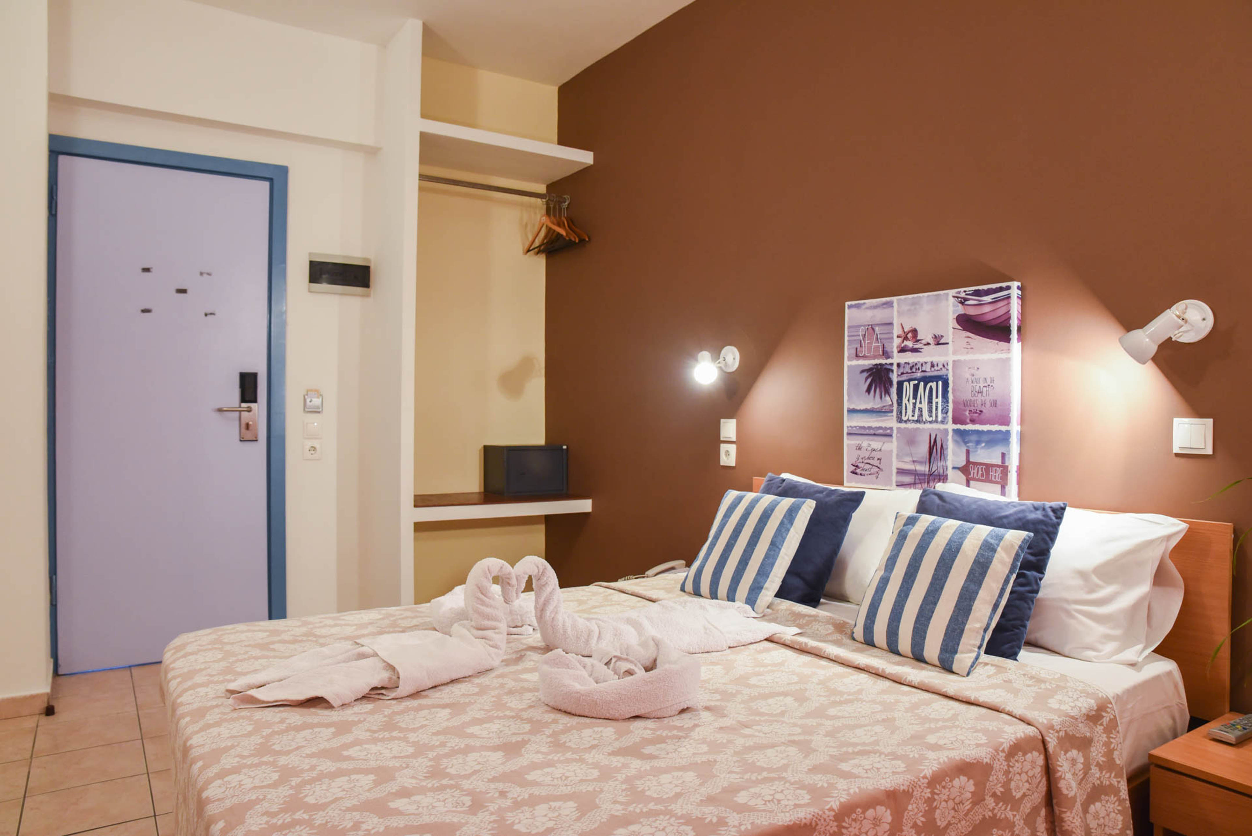 DOUBLE ROOM