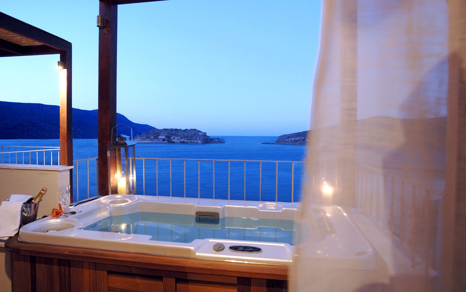 Family Suite SV with Outdoor Jacuzzi 