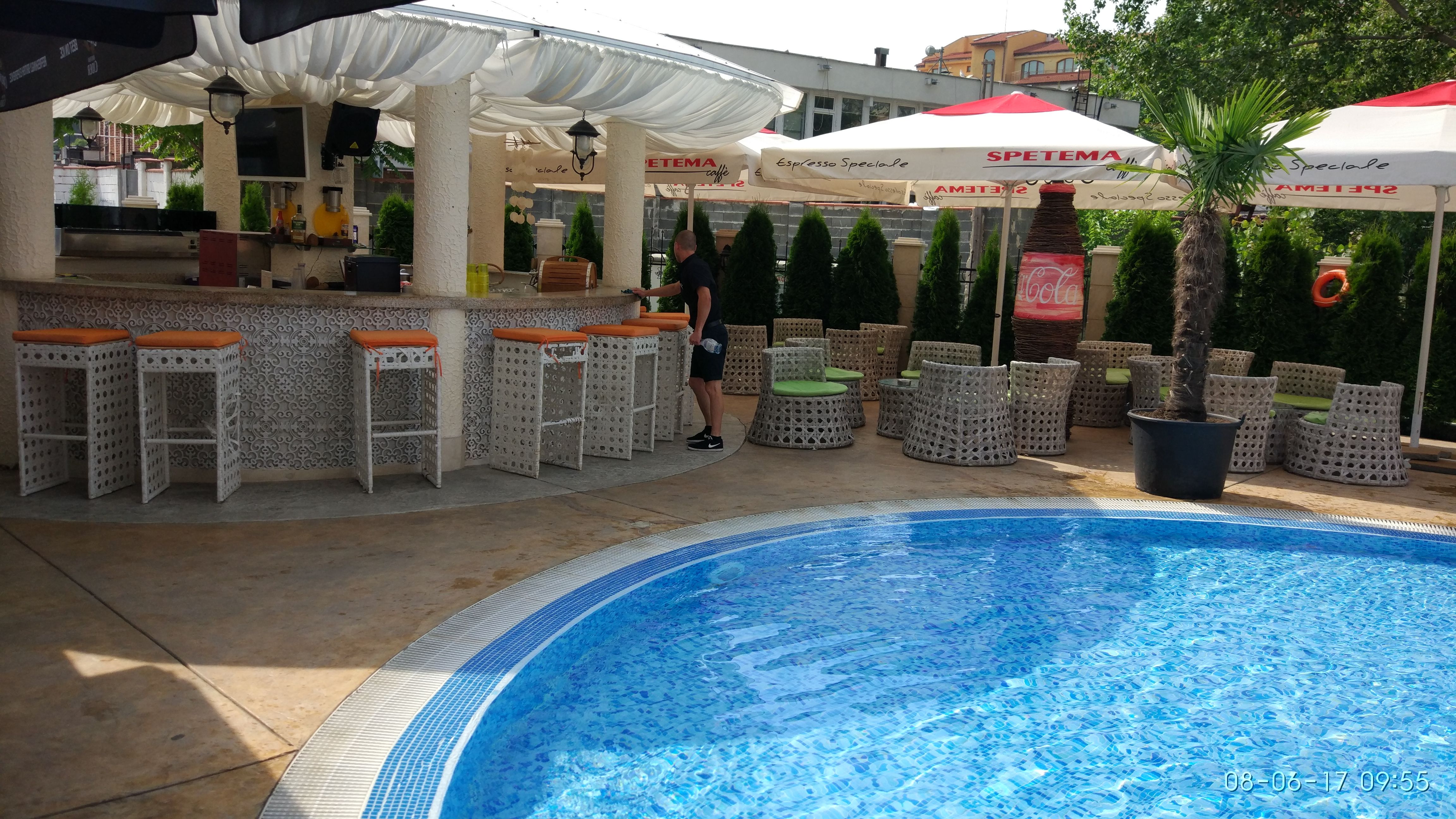 Pool bar