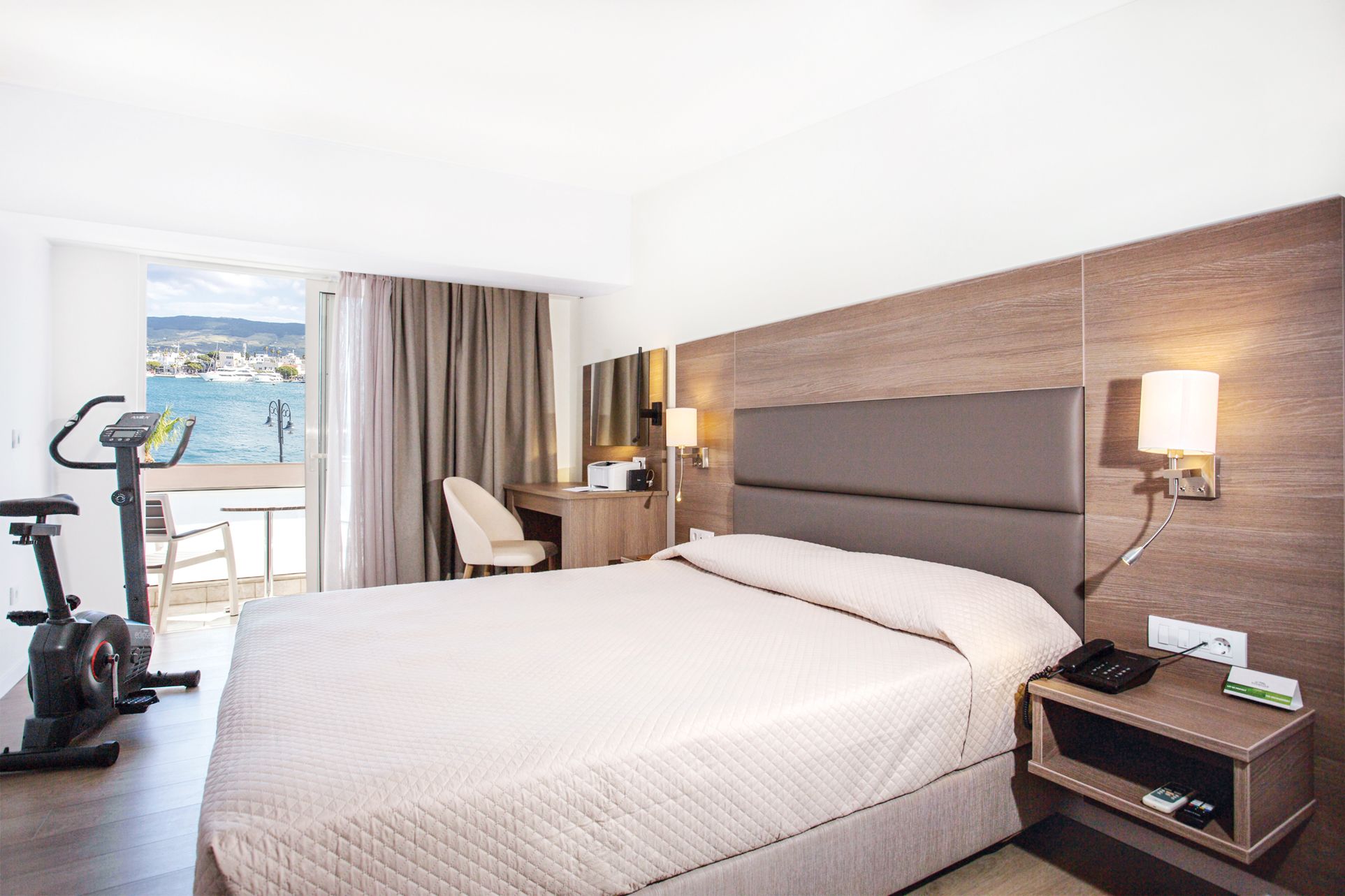 BUSINESS SUPERIOR ROOM