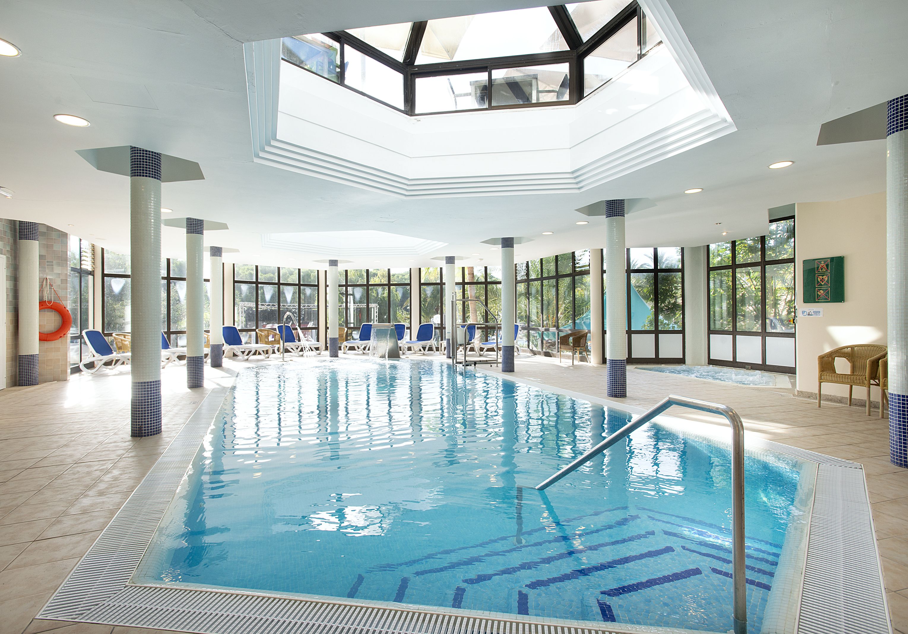 Piscină interioară