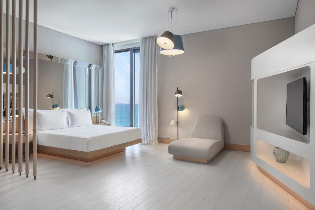 King Deluxe Room with Partial Sea View 