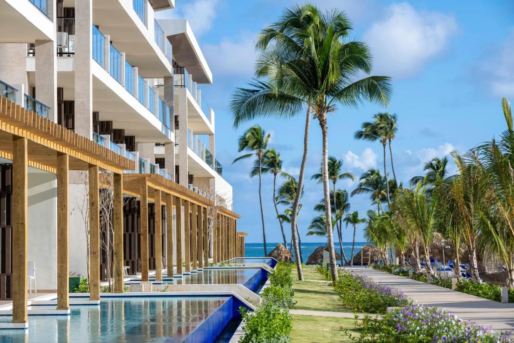 JUNIOR SUITE SWIM OUT POOL VIEW