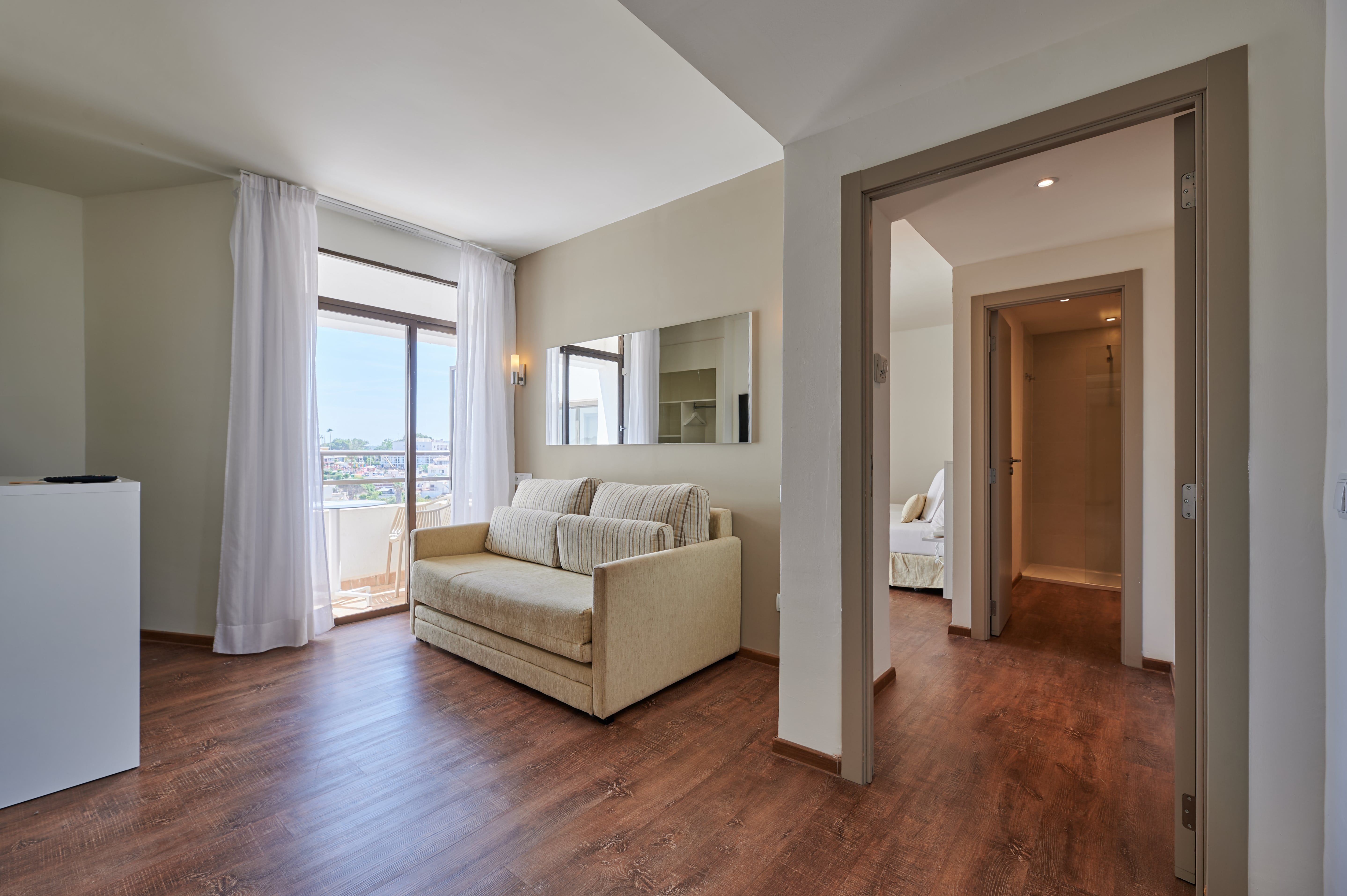 FAMILY ROOM (BALCONY)