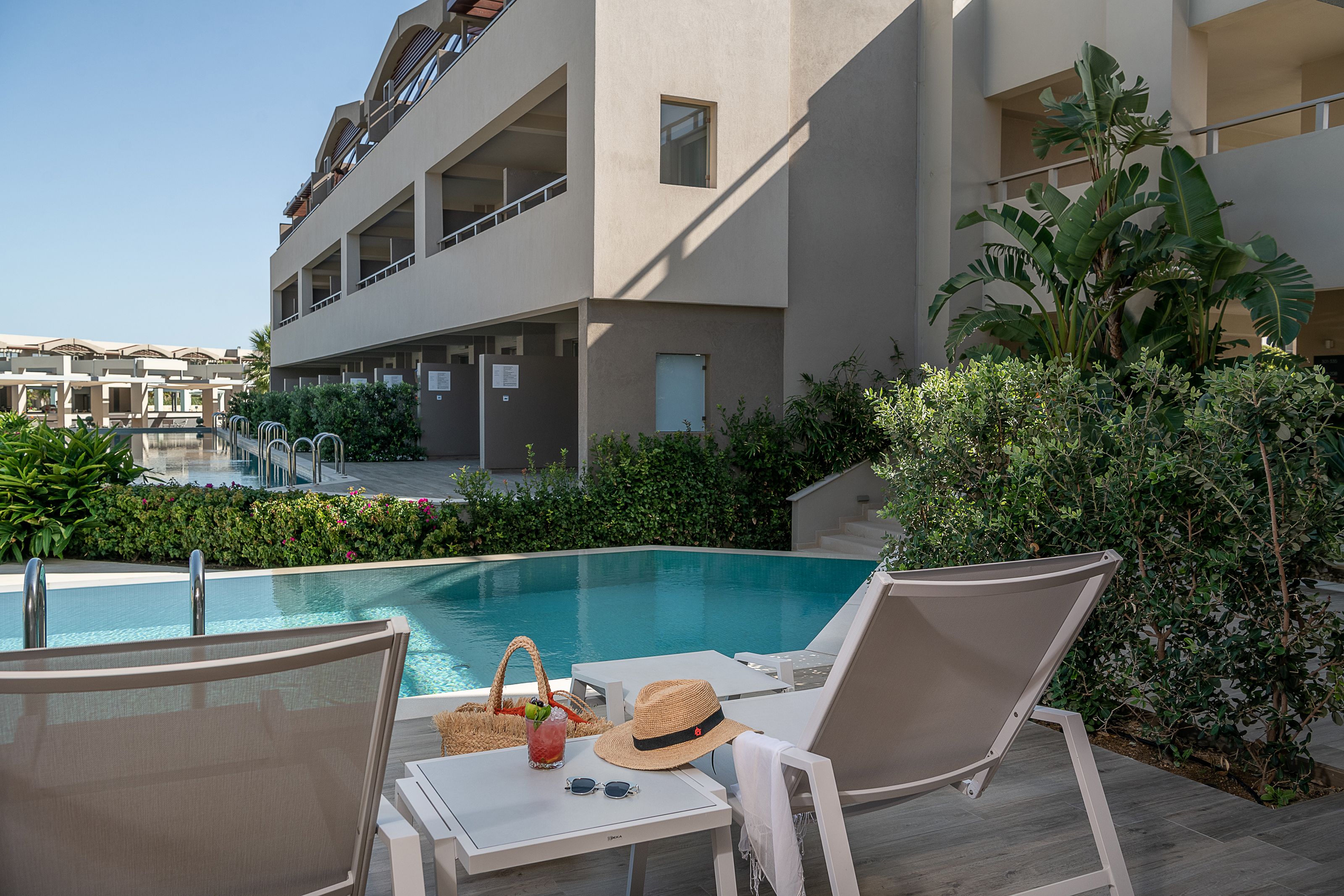 FAMILY SUITE SHARING POOL