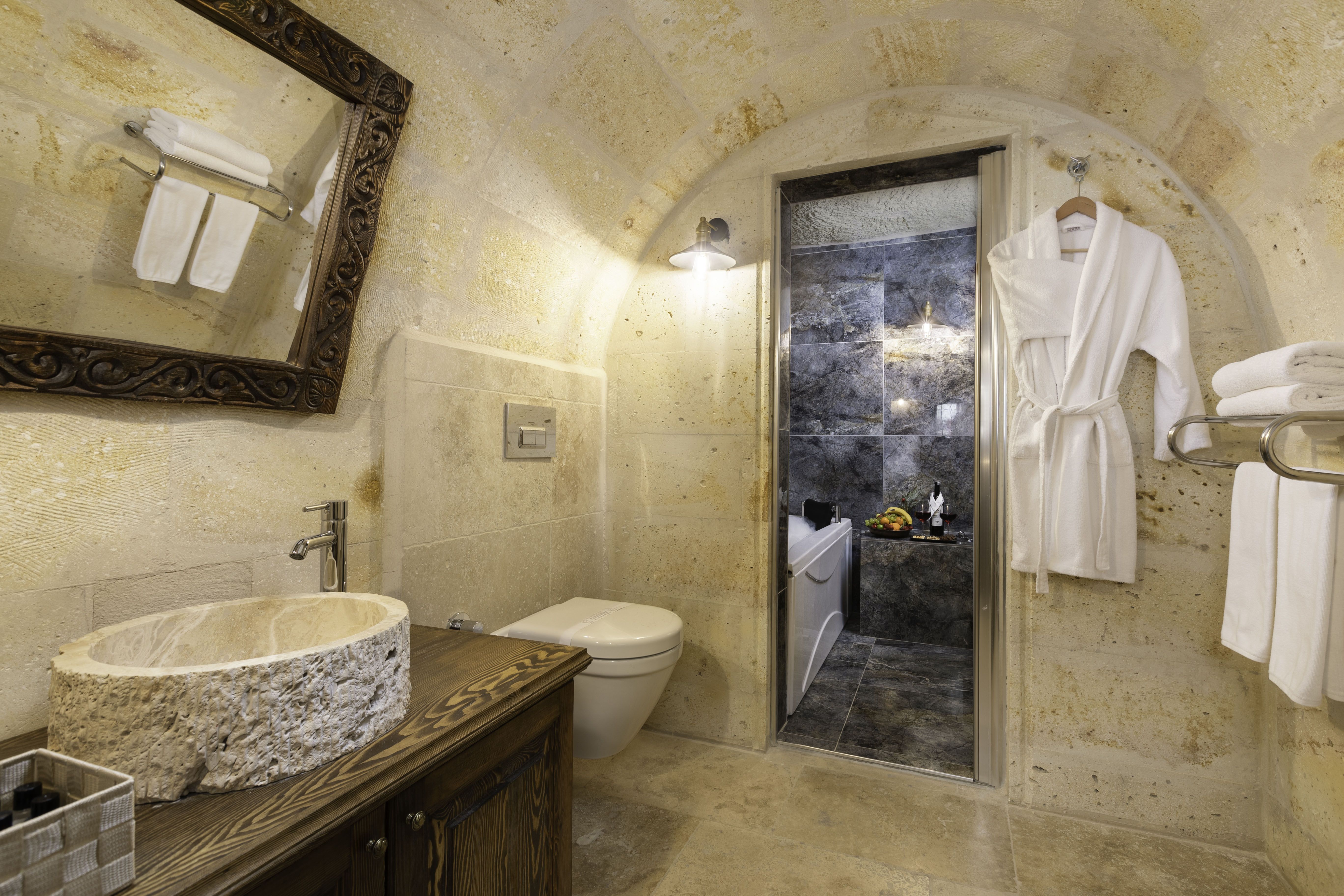 CAVE ROOM WITH JACUZZI