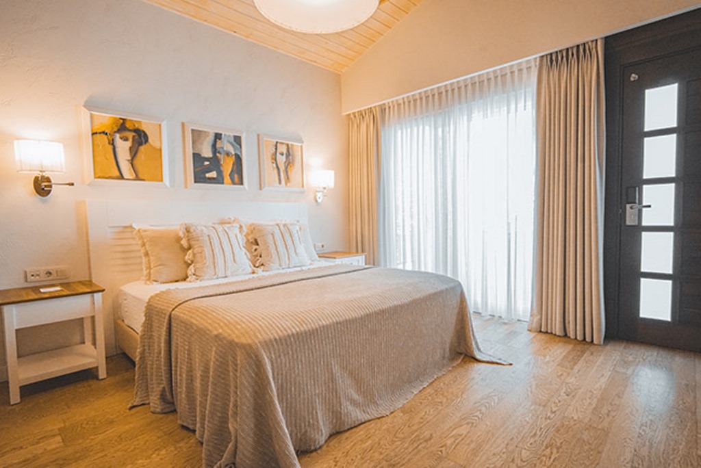 ORANGE STANDARD ROOM
