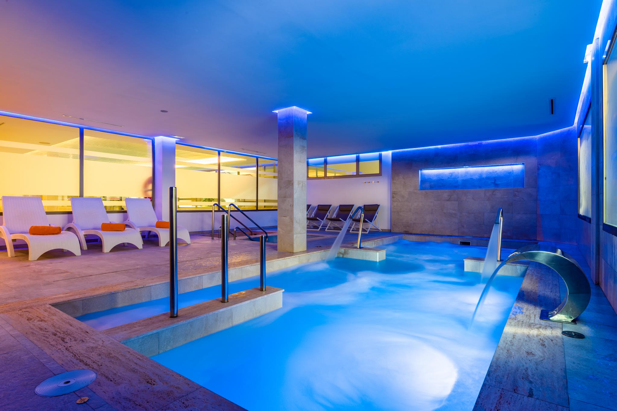 Piscină interioară