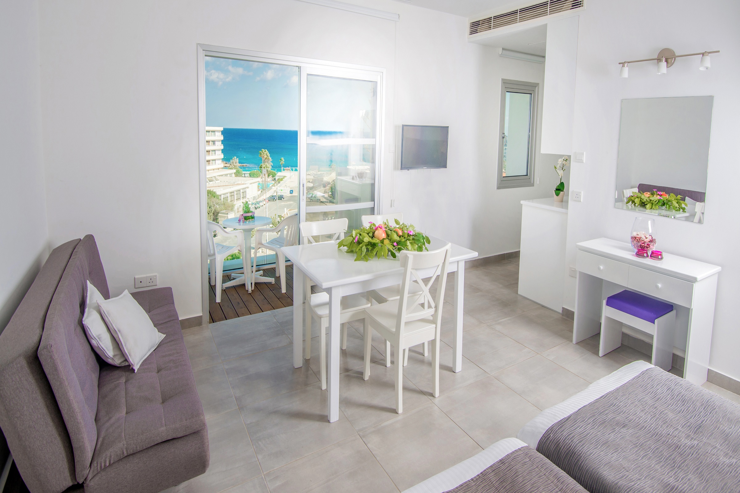 STUDIO PARTIAL SEA VIEW