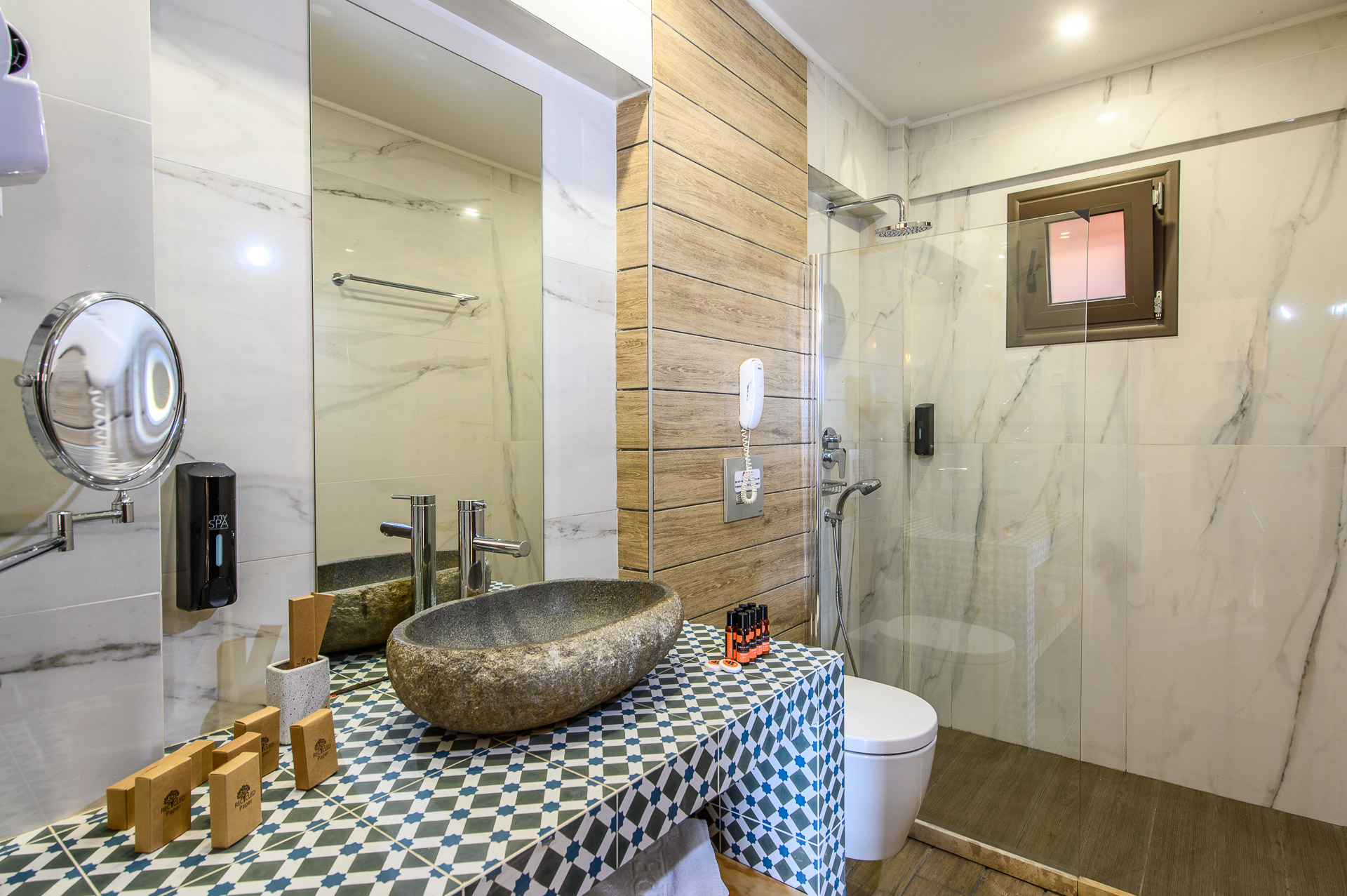 Luxury One-Bedroom Suite Inland View