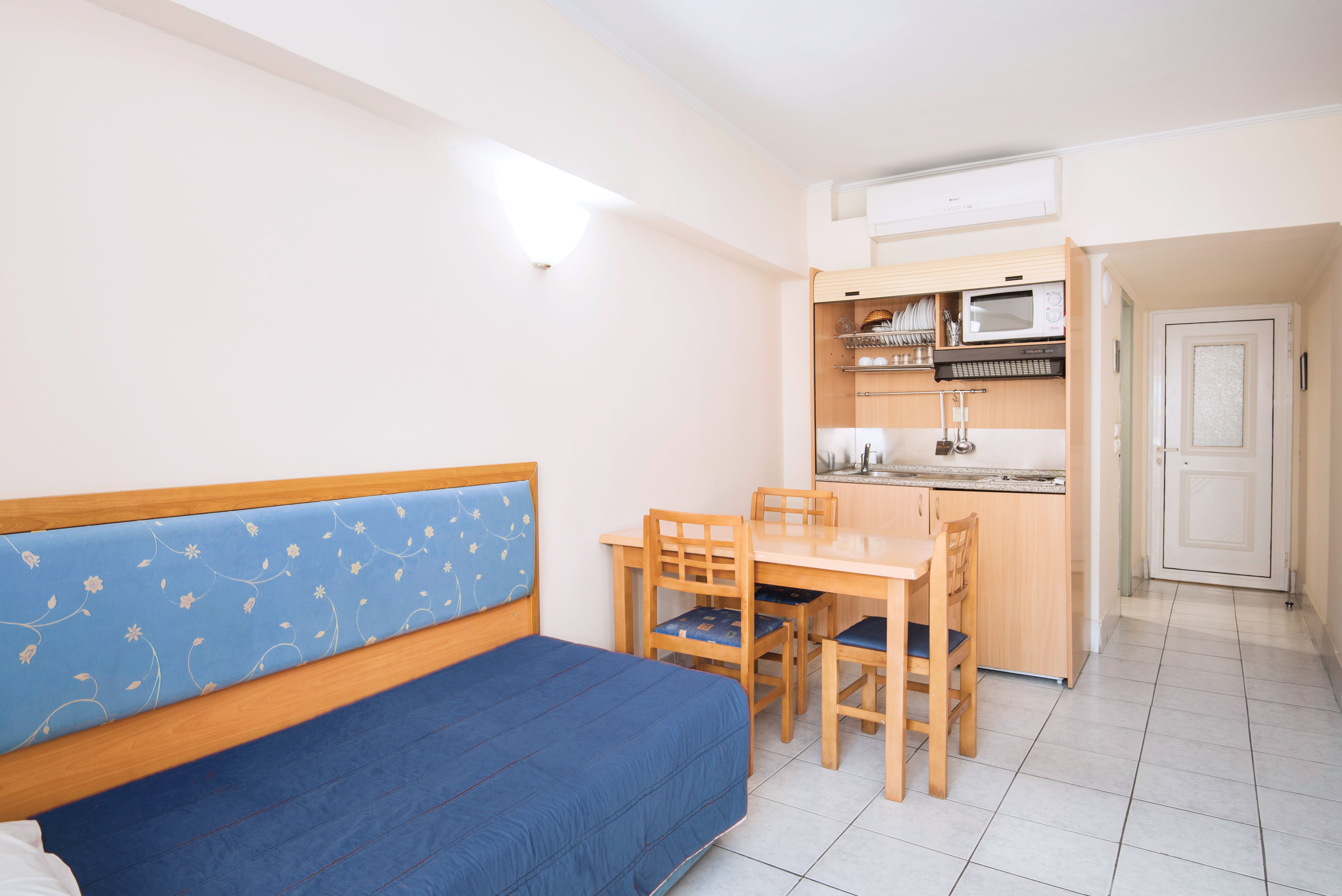FAMILY ROOM OR ONE  BEDROOM APARTMENT