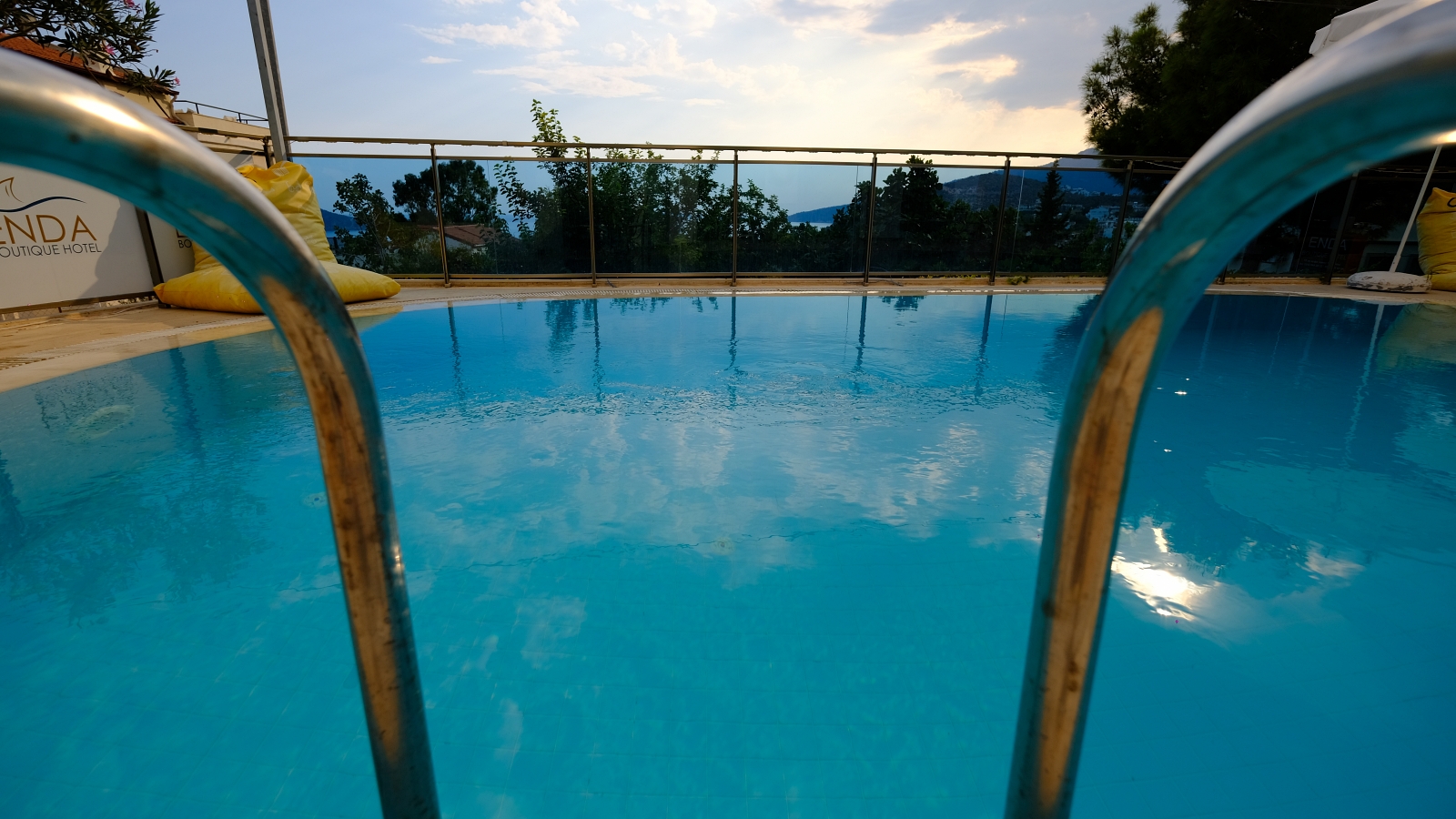 Piscina exterioara/interioara