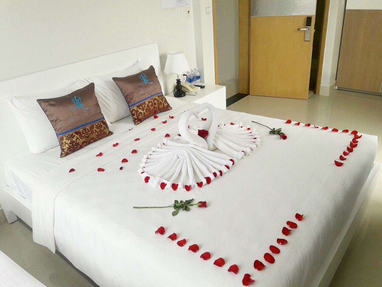 DELUXE DOUBLE ROOM