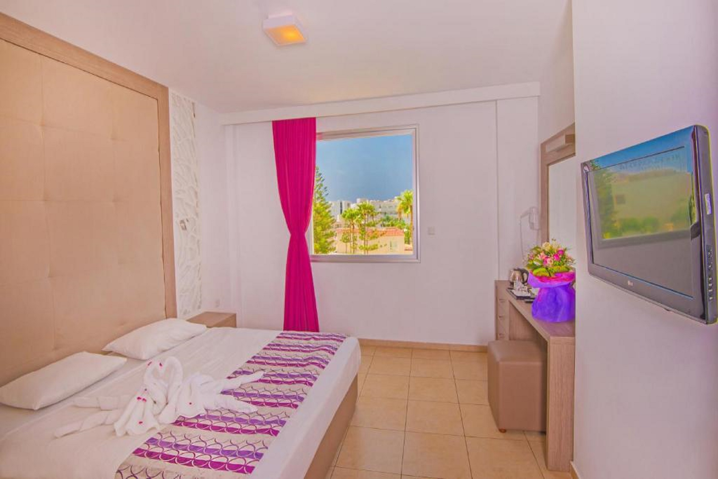 FAMILY ROOM (INLAND VIEW, BALCONY)