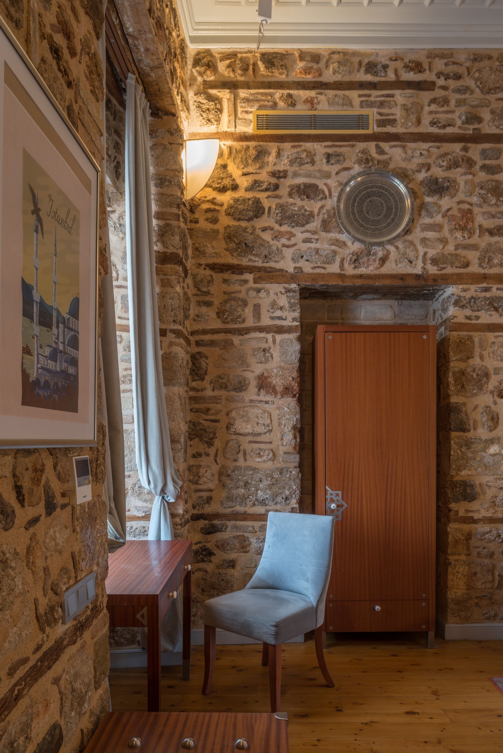 TWIN ROOM