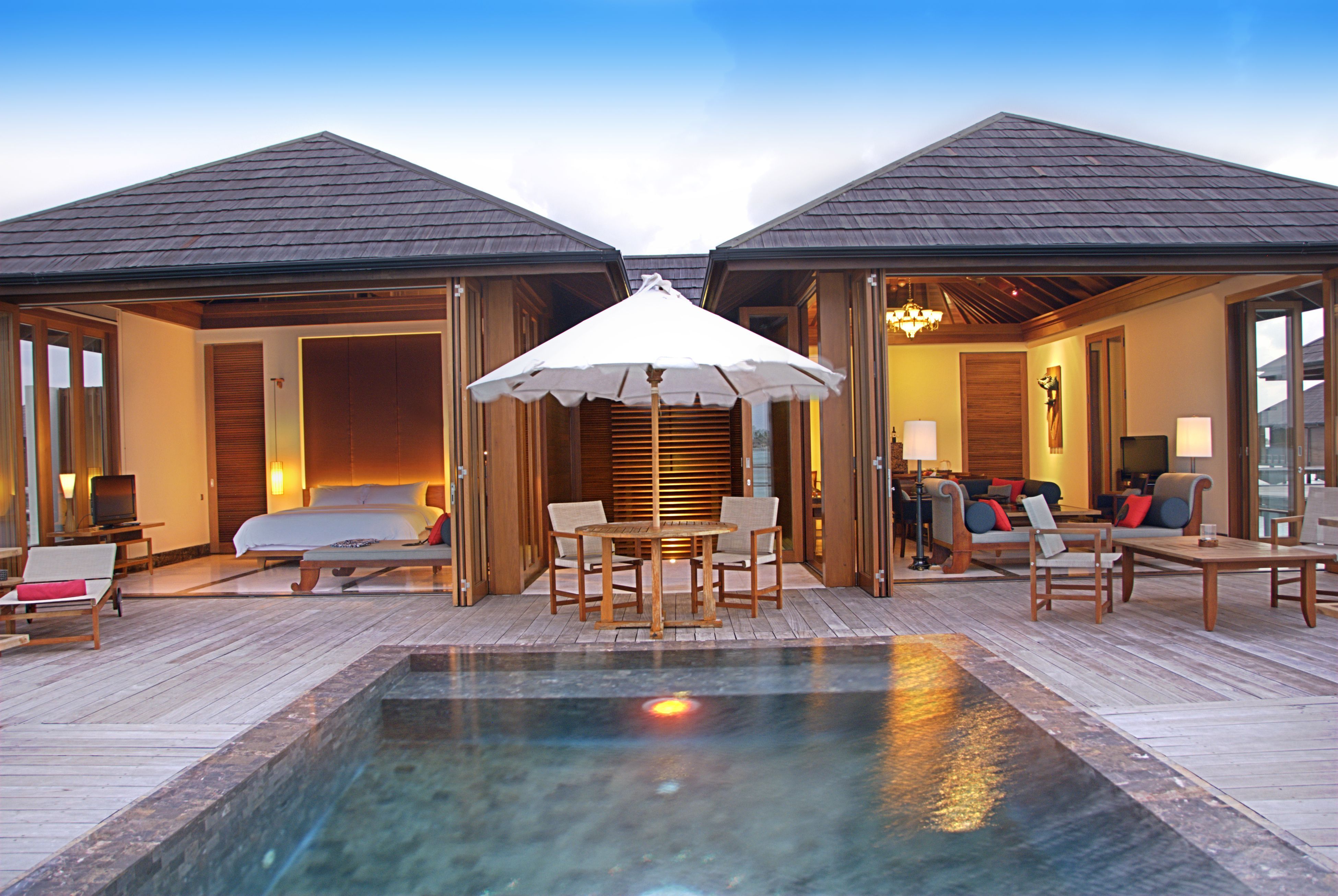 One Bedroom Ocean Suite with Pool