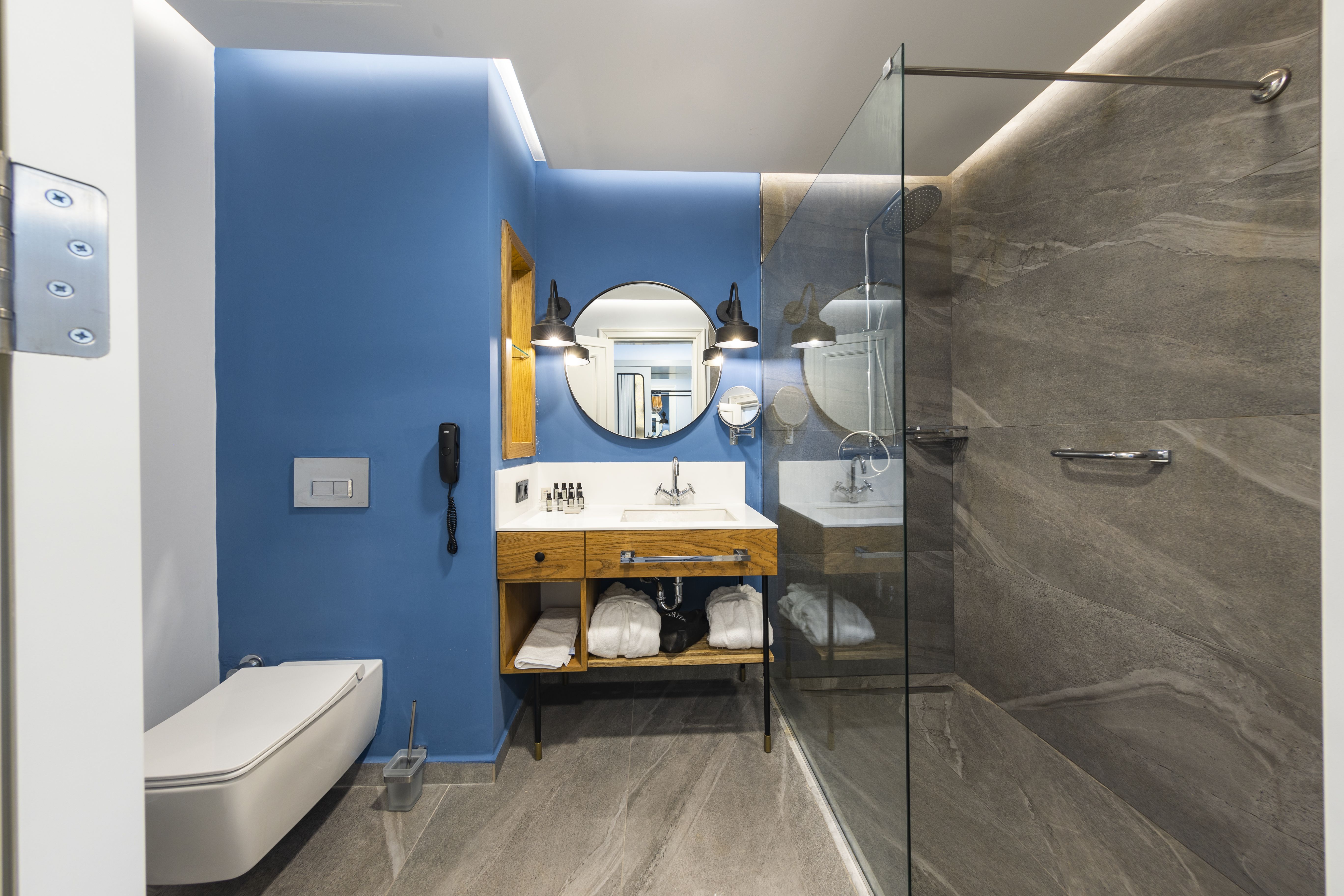 CORNER SUITE 