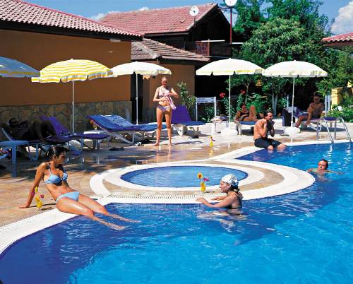 Hotel Ozlem Garden piscina.jpg